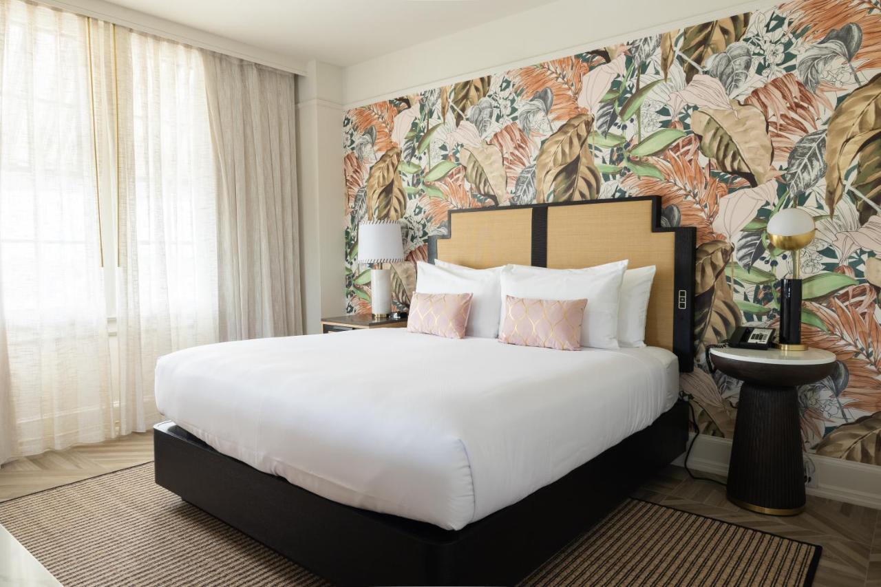 Habitación grande con balcón y vistas a la ciudad - cama extragrande