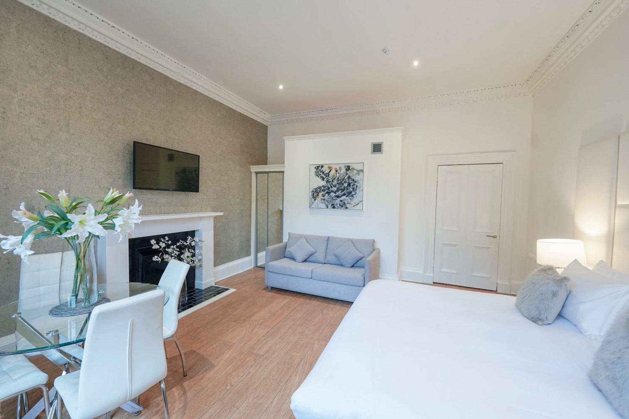 Deluxe Queen Suite