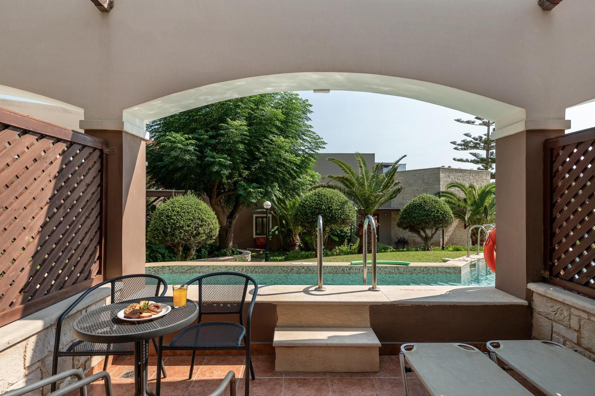 Familiensuite mit Gartenblick und Gemeinschaftspool