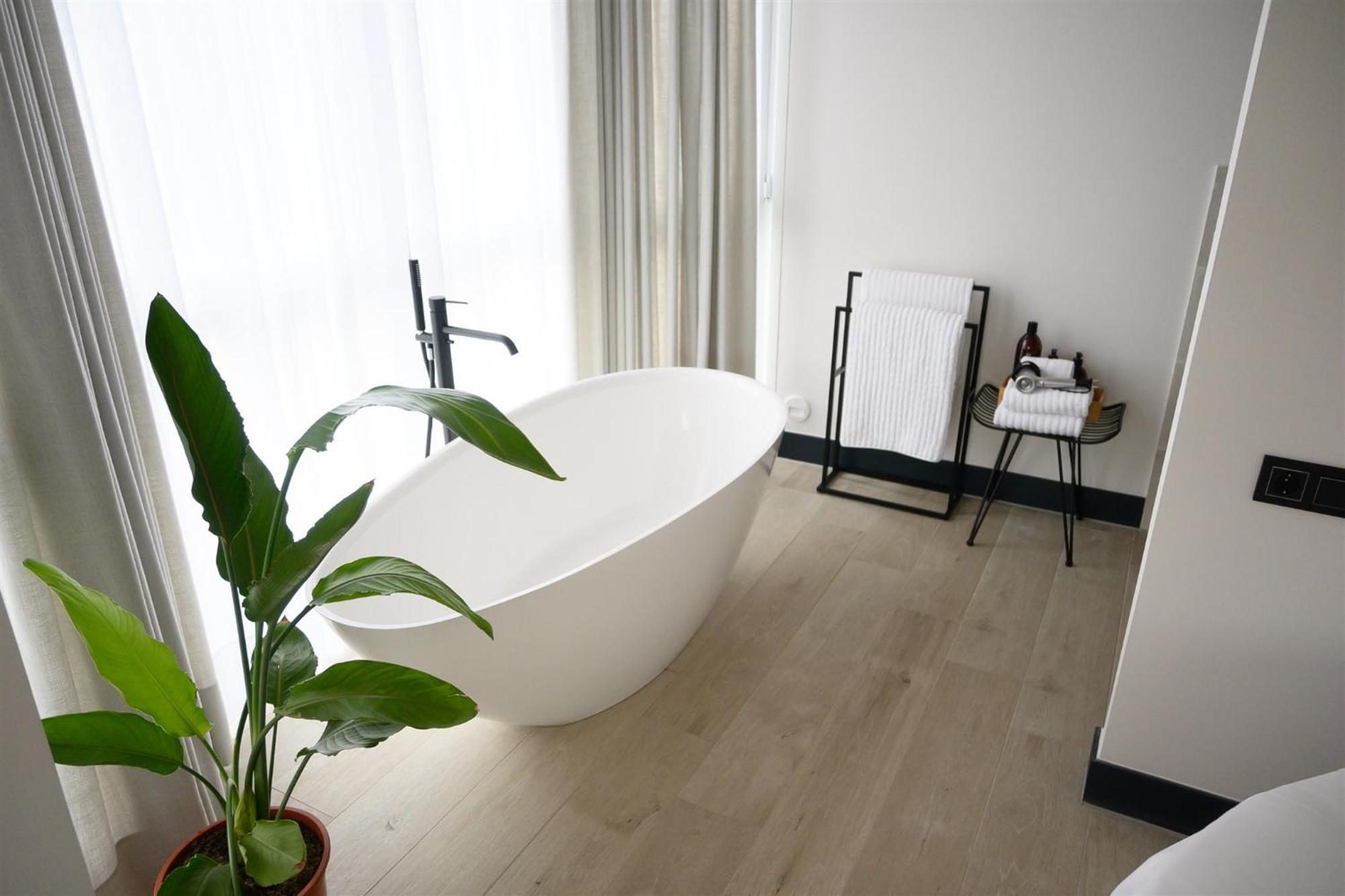 Deluxe Double Room Bath,1519638904:JPEG