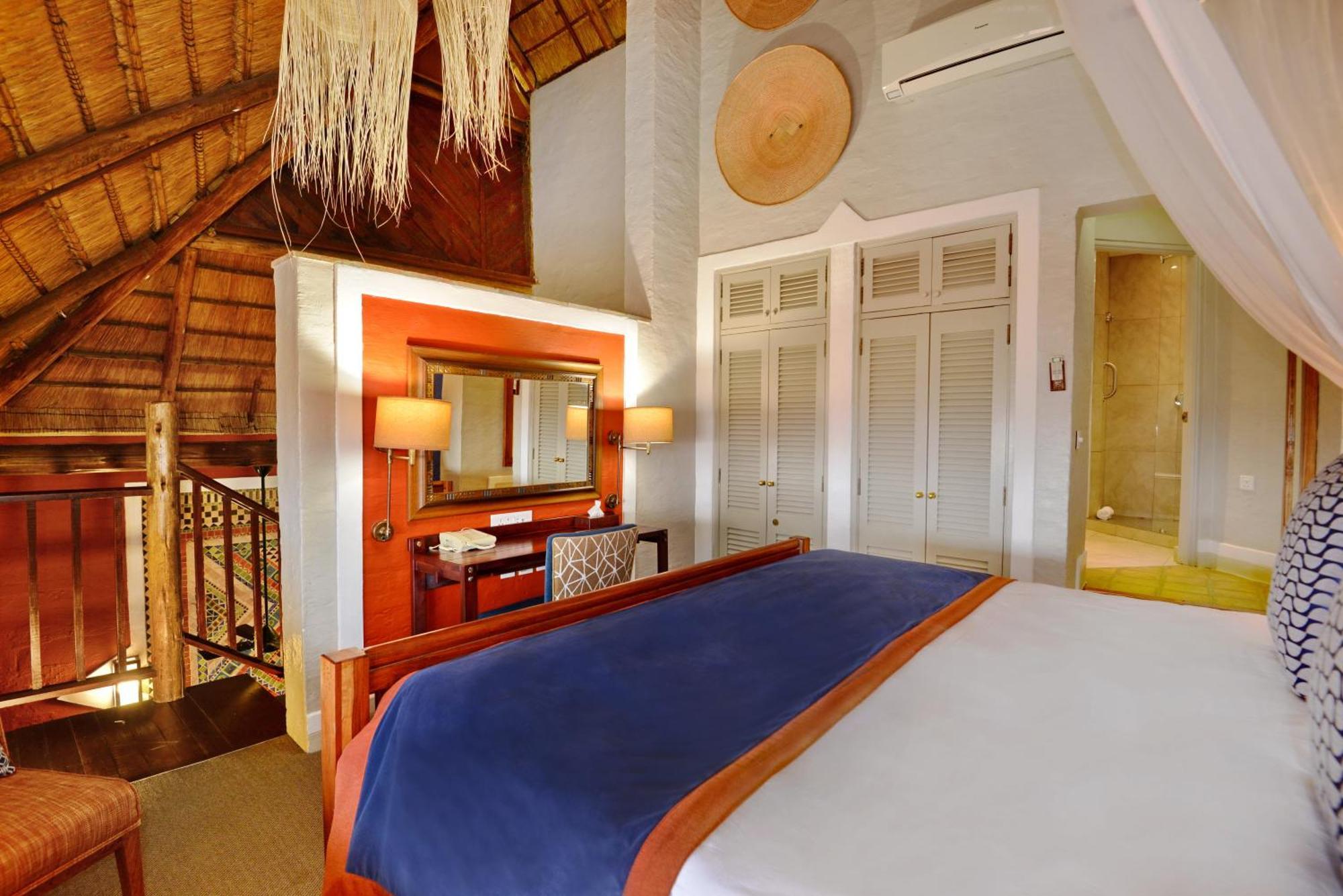 Suite mit Doppelbett und mit Aussicht auf das Wasserloch