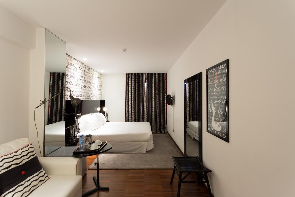 Quarto com 2 Camas de Solteiro e Cama Extra