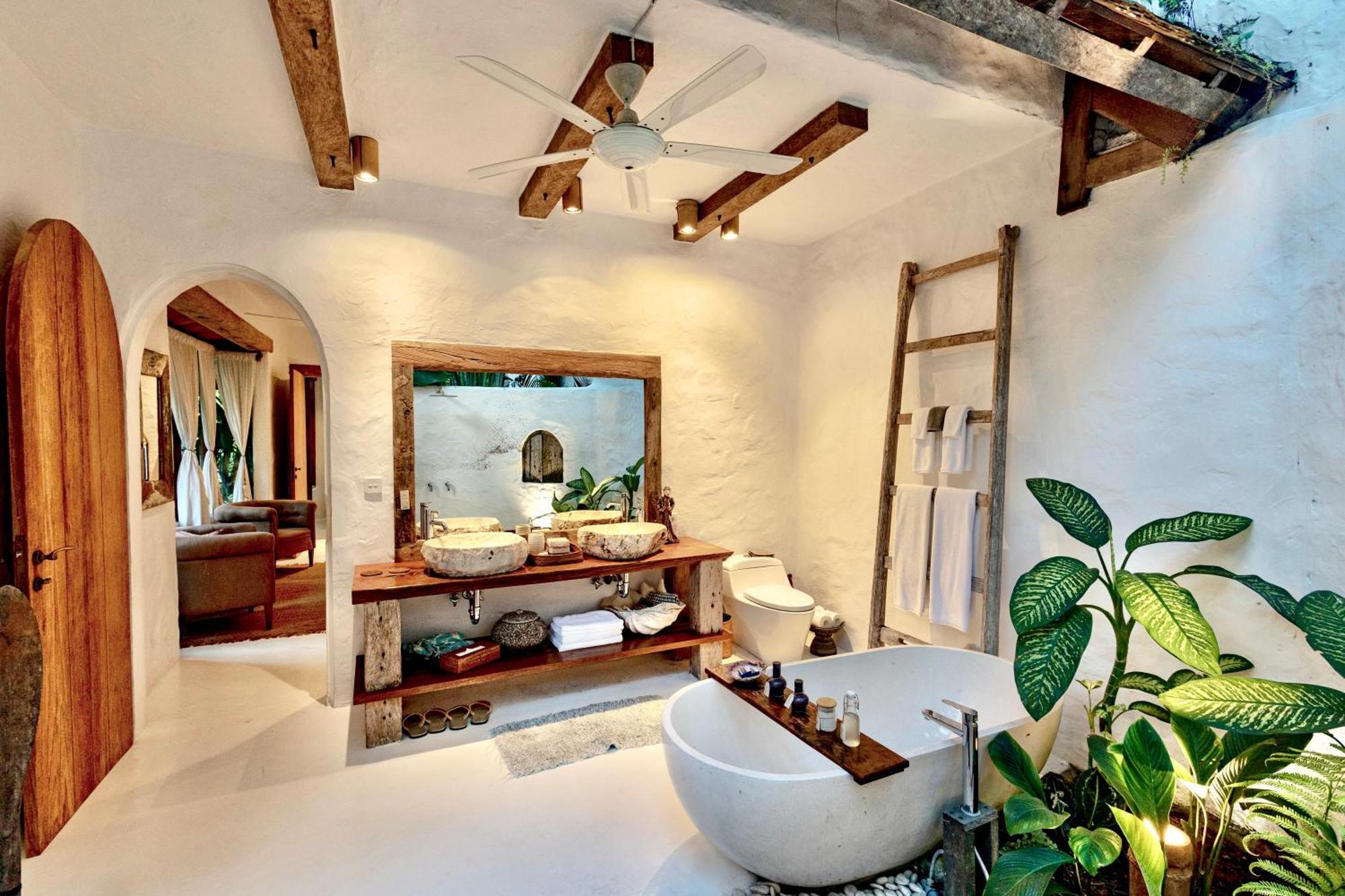 Deluxe King Skyview Down  with Bathtub