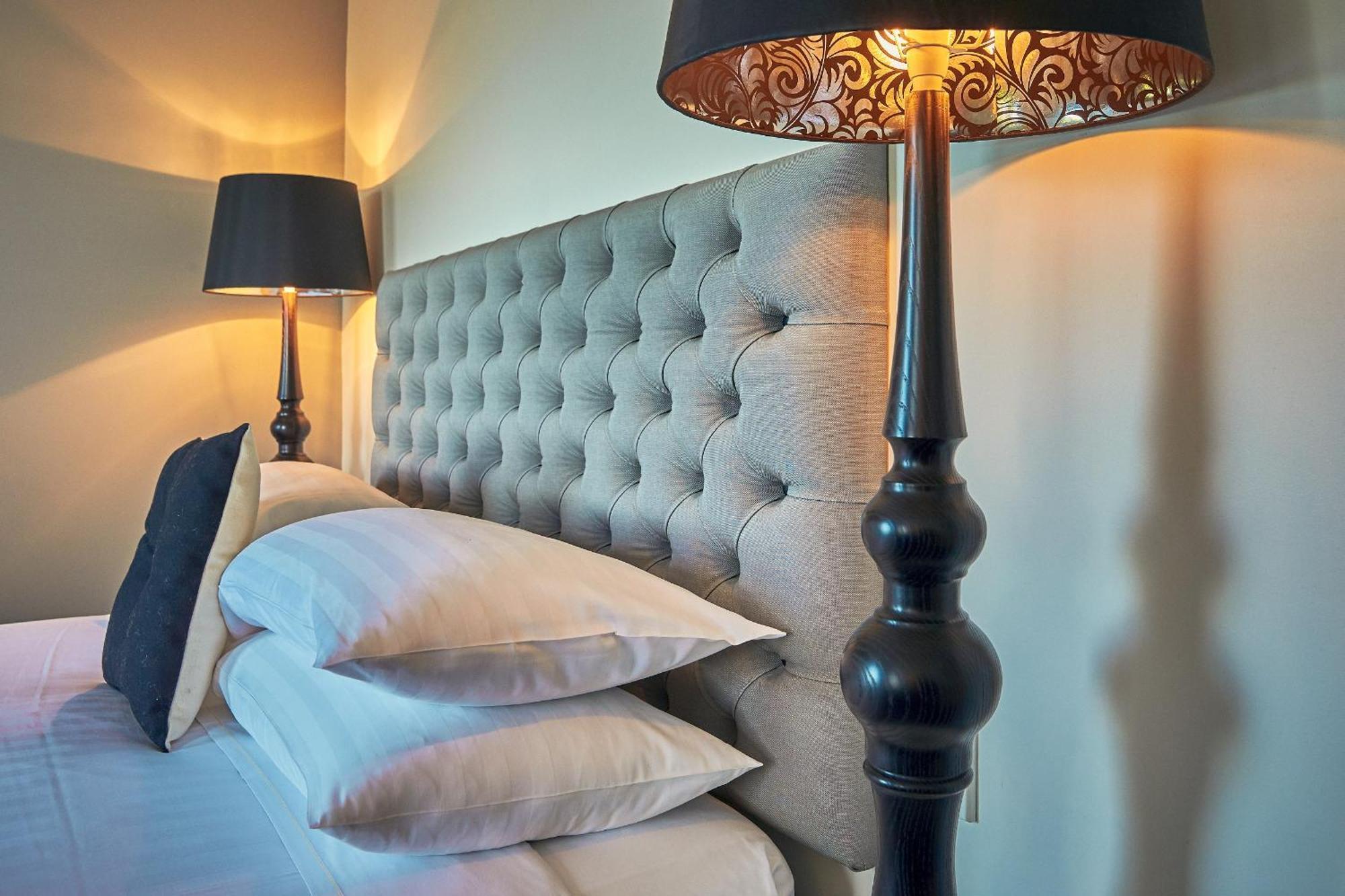 Zimmer mit Kingsize-Bett und Meerblick
