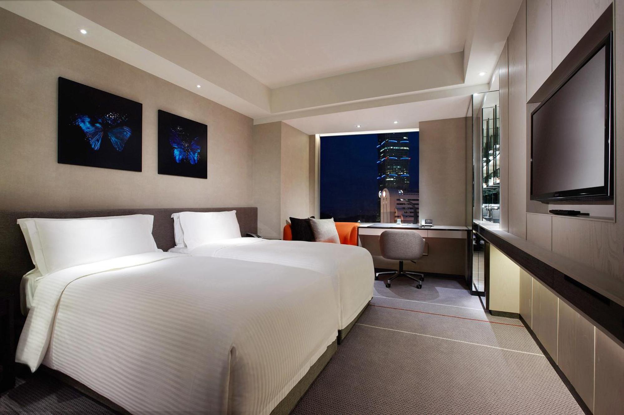 Deluxe King Room Landmark View