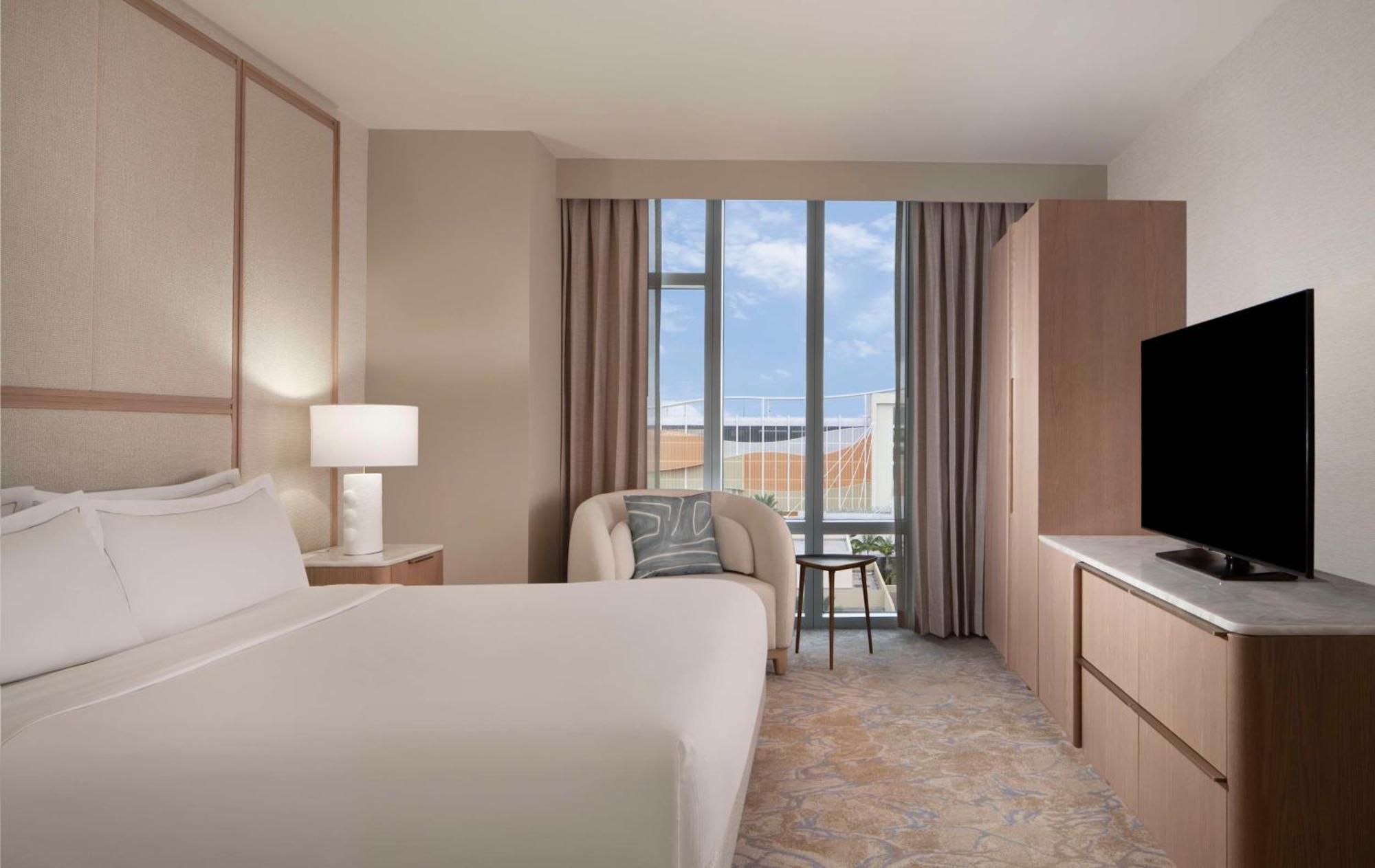 Premium Suite met 1 Slaapkamer met Kingsize Bed en Uitzicht op het Zwembad