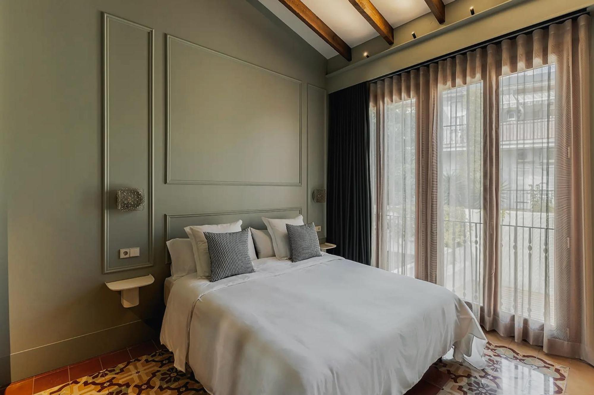 Queen Room Garden View