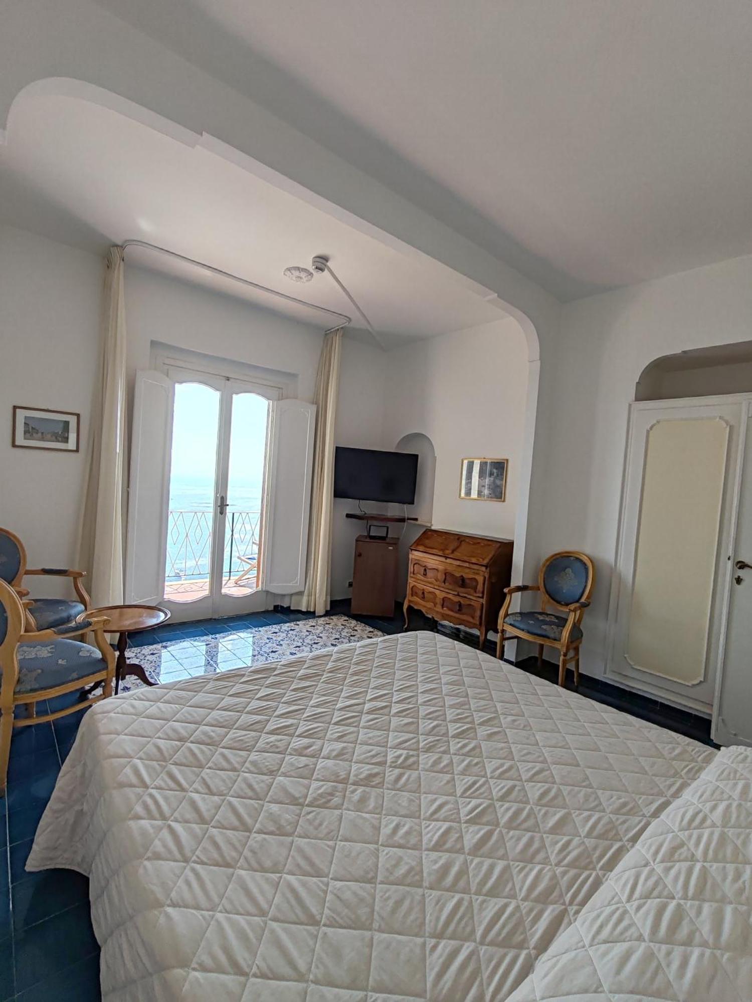 Quarto Econômico com Cama de Casal ou 2 de Solteiro, Varanda e Vista do Mar