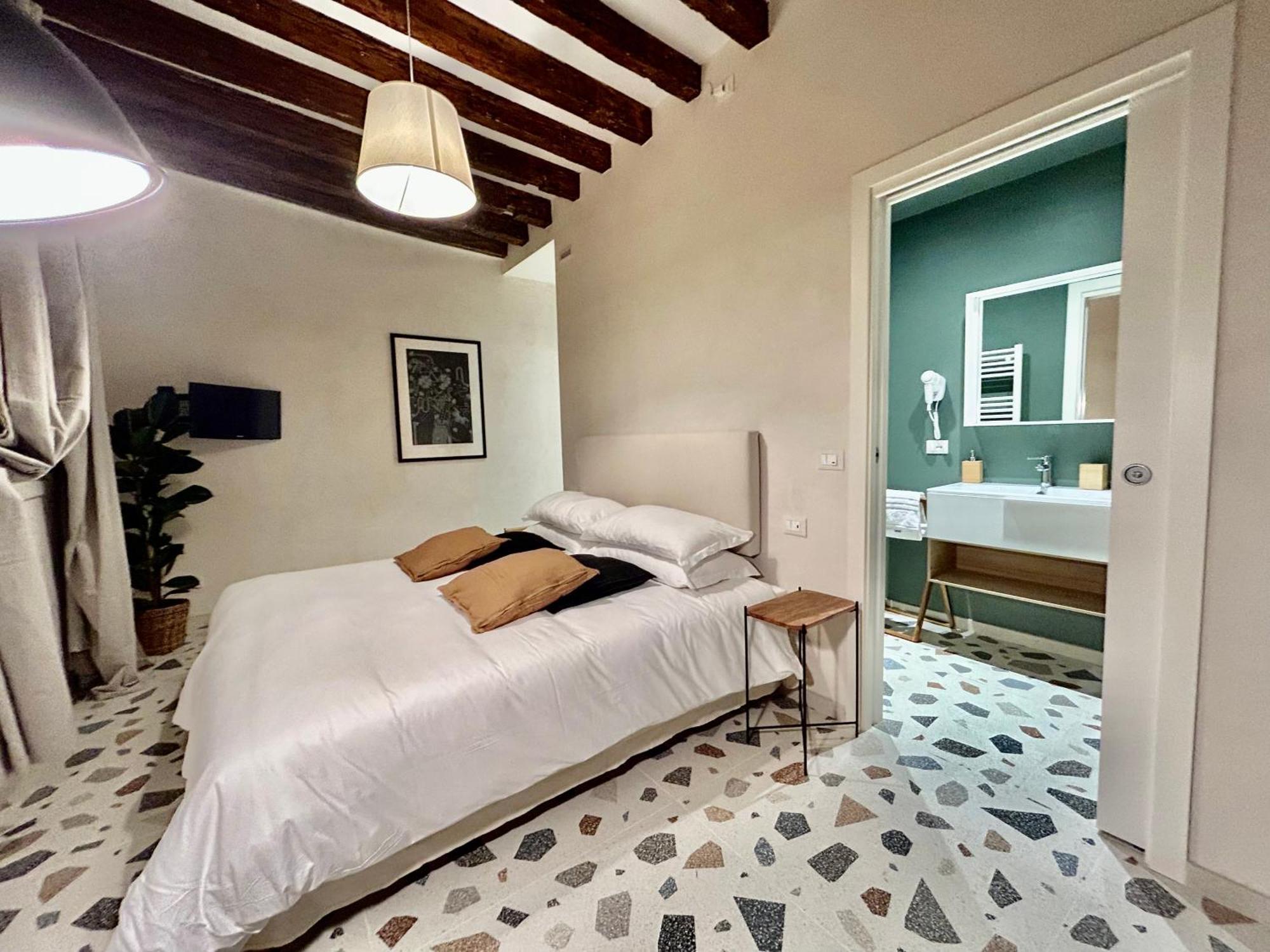 Double Room Private Bathroom