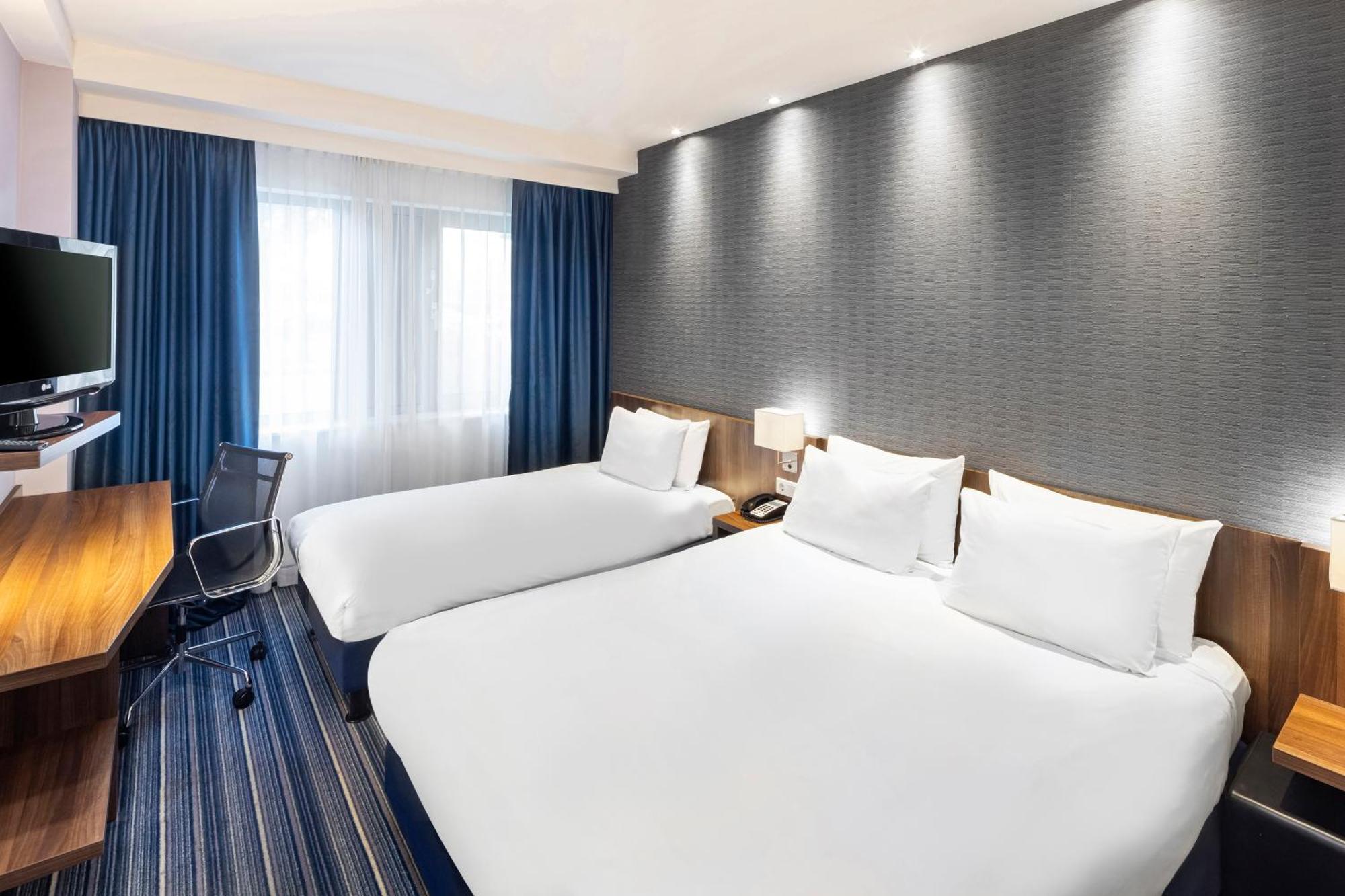Standard Double Room with One Double Bed and One Single Bed,1275270451:JPEG