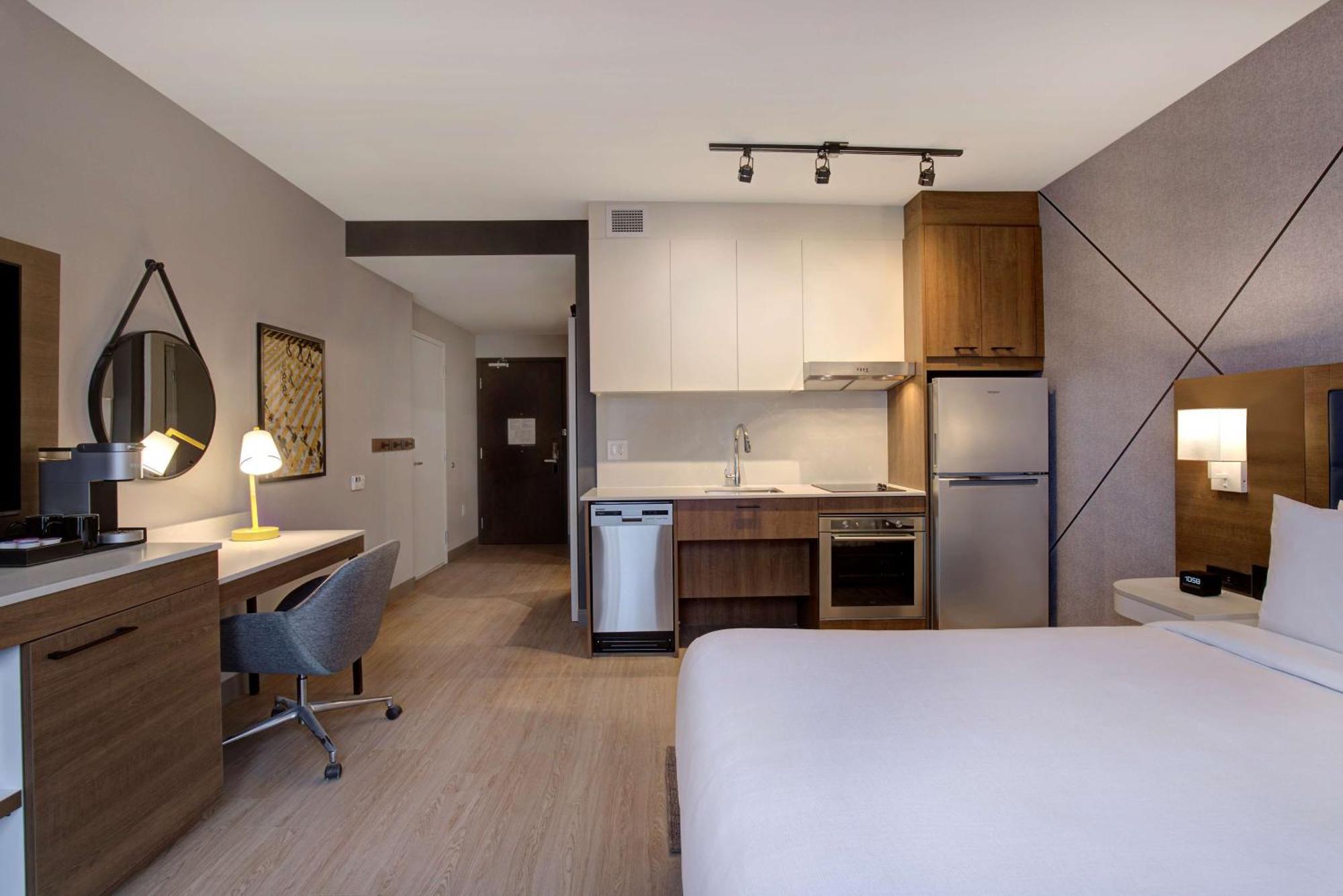 Queen Room Bath Tub Mobility Access or Non-Smoking