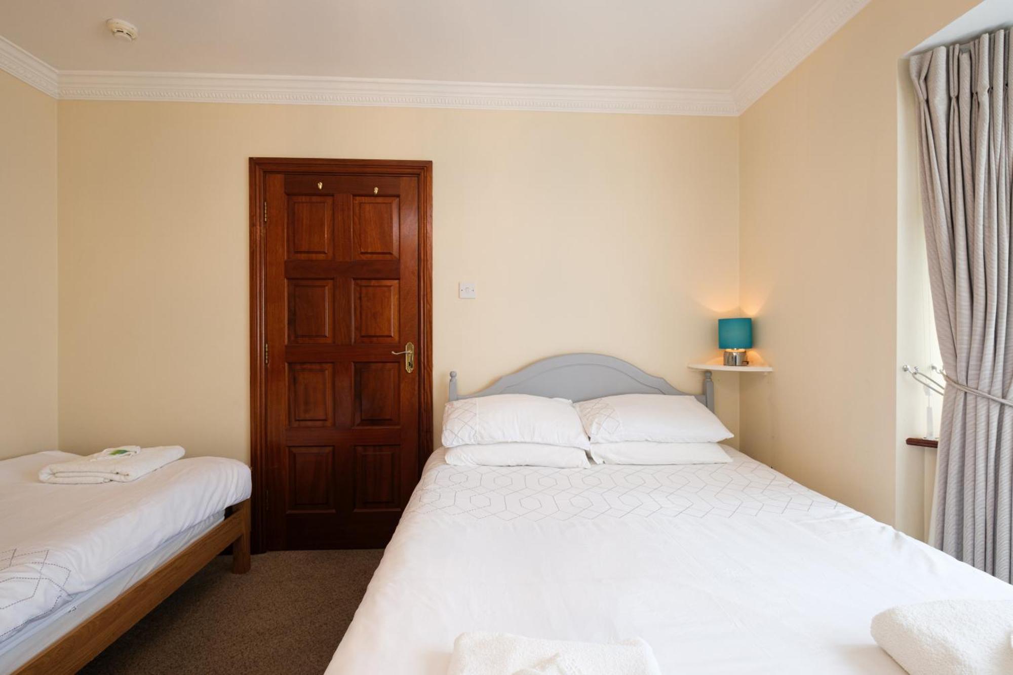 Dreibettzimmer mit Dusche