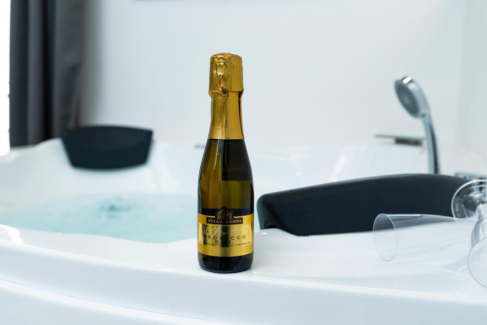 Doppelzimmer mit Whirlpool-Badewanne