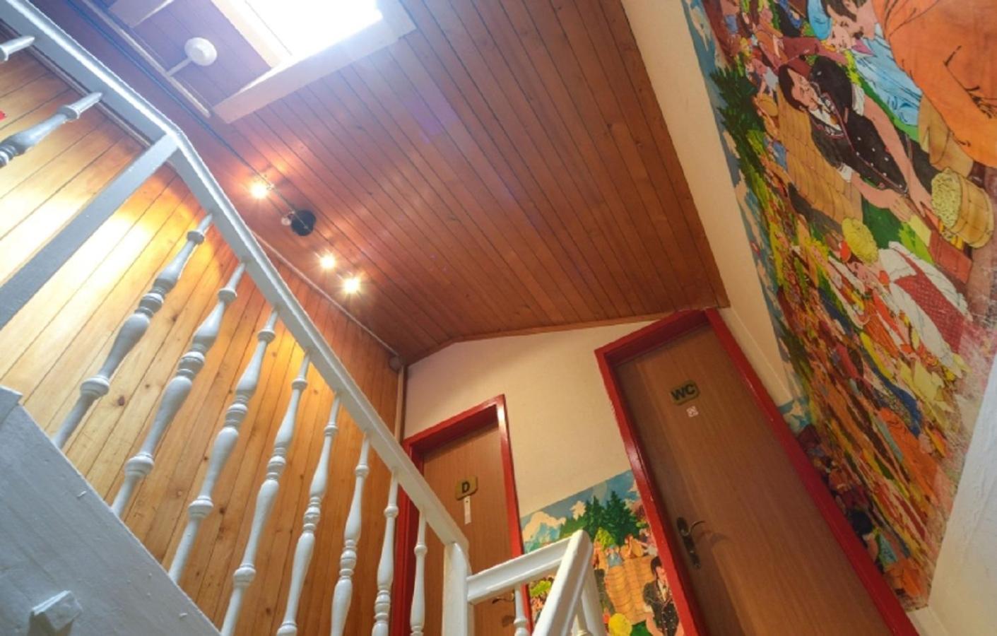 Quarto com 2 Camas de Solteiro e Banheiro Compartilhado