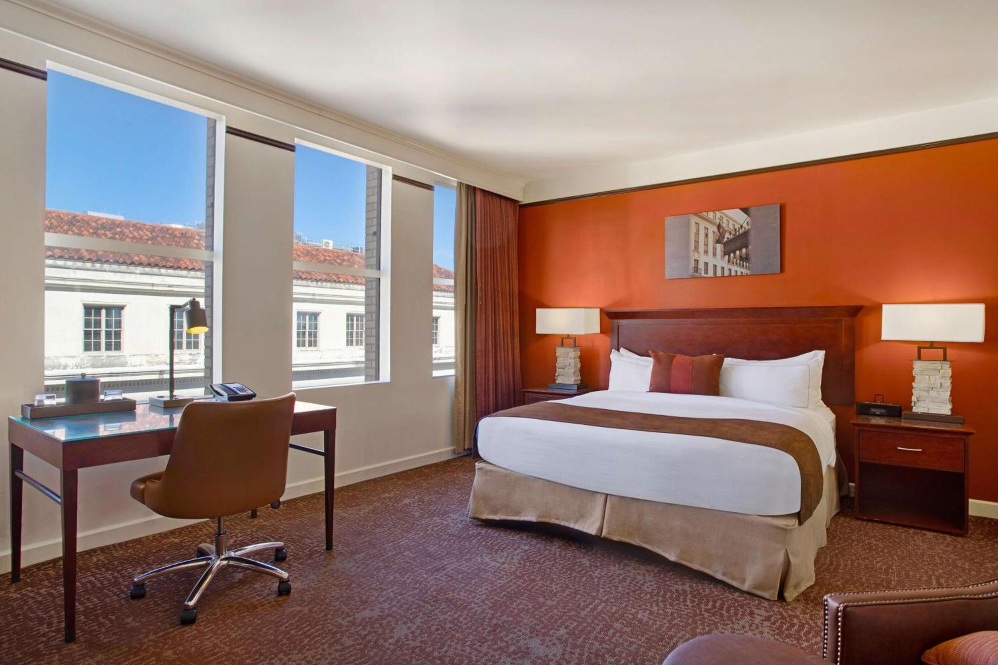 Quarto com Cama King-size e Banheira com Acessibilidade - Acessível para Hóspedes com Deficiência Auditiva e Mobilidade Reduzida