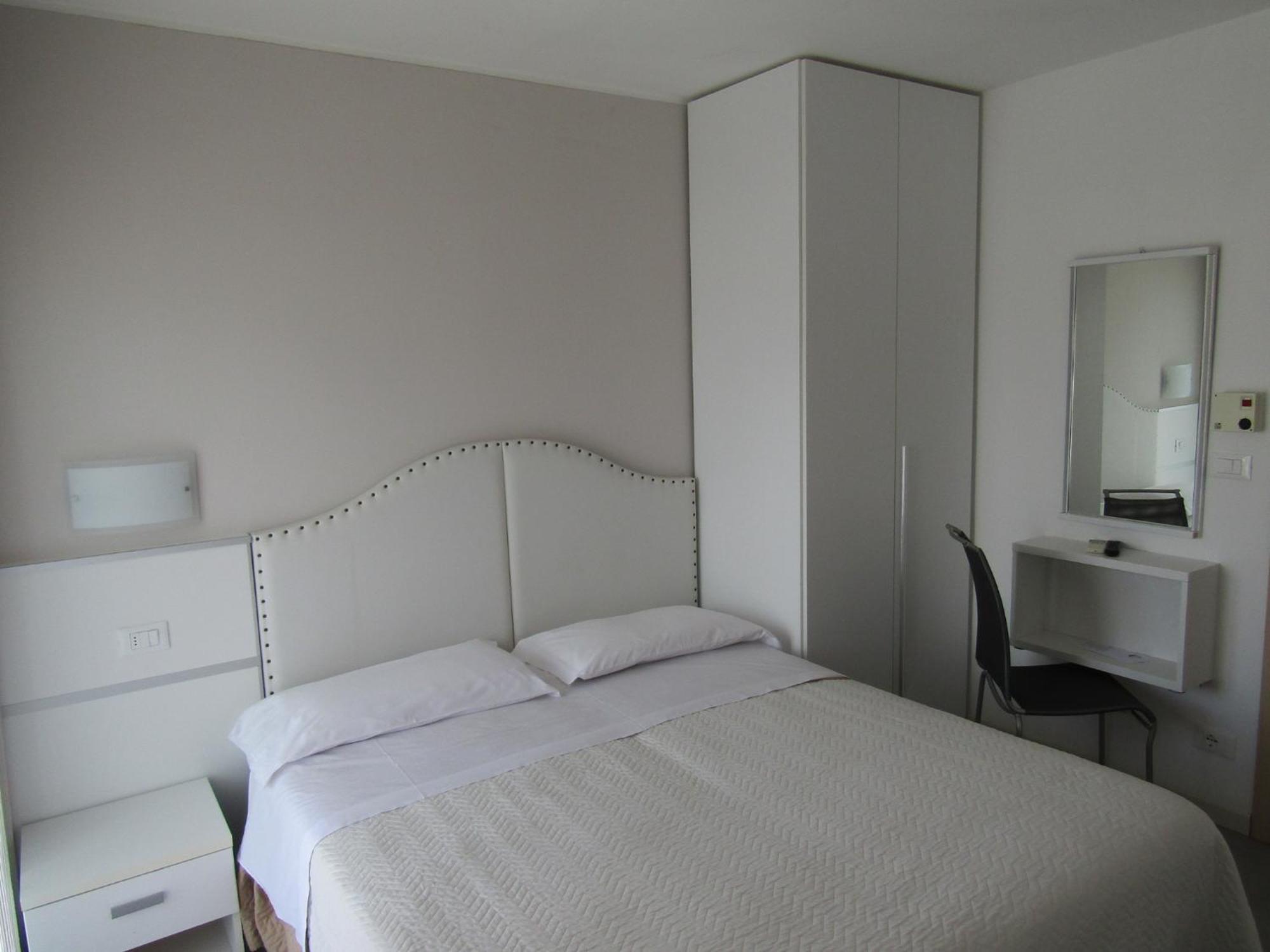 Small Double Room,1559325979:JPEG
