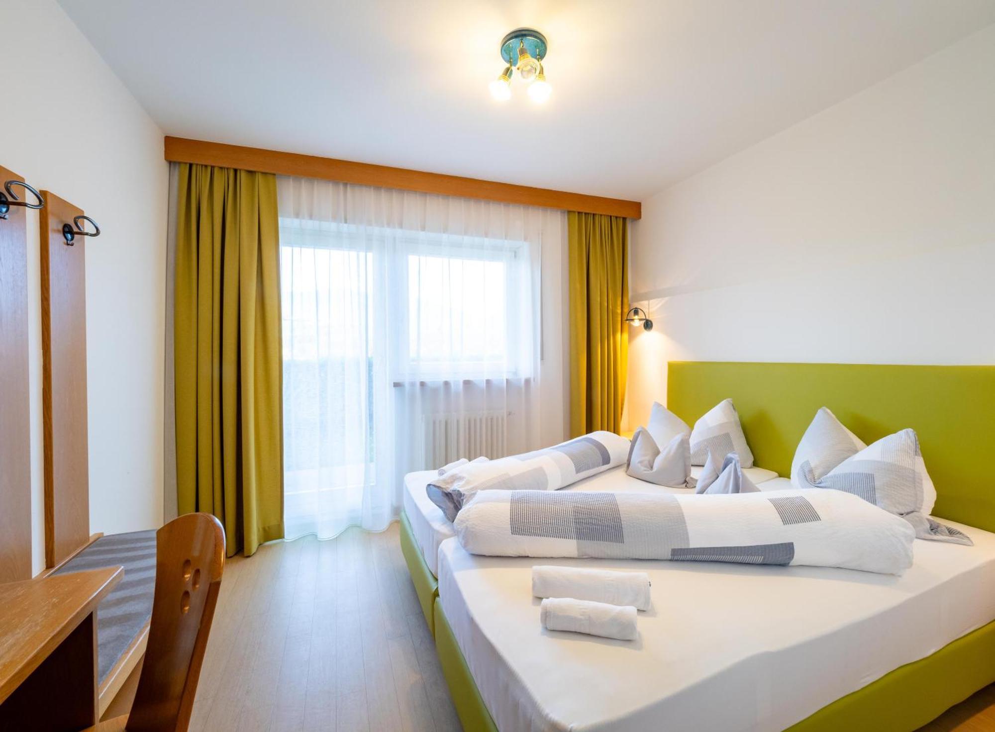 Doppelzimmer mit Gartenblick