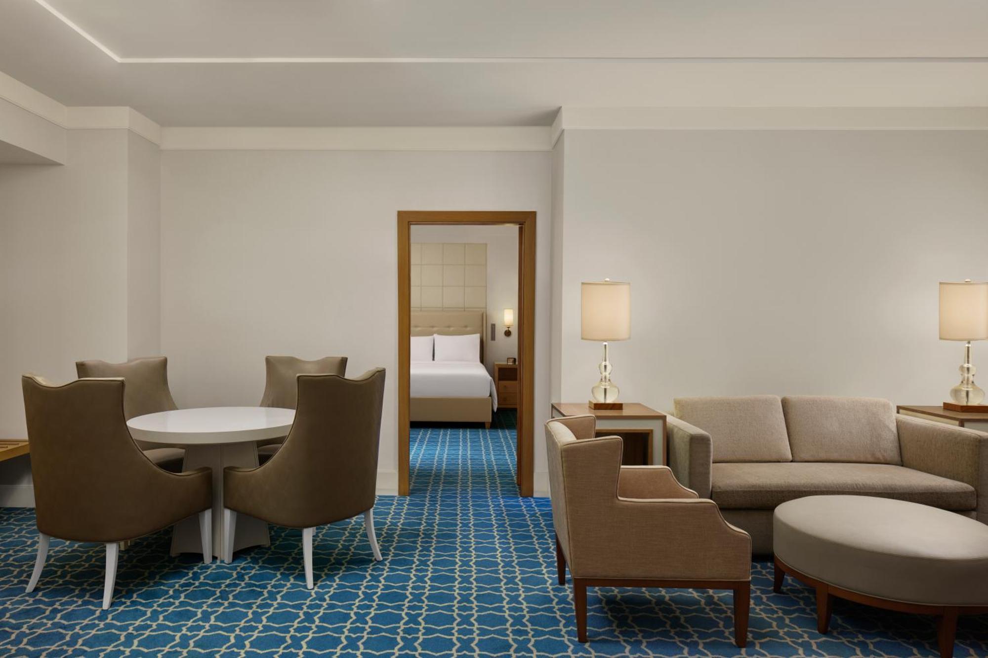 Executive Suite mit Kingsize-Bett und Blick auf Haram