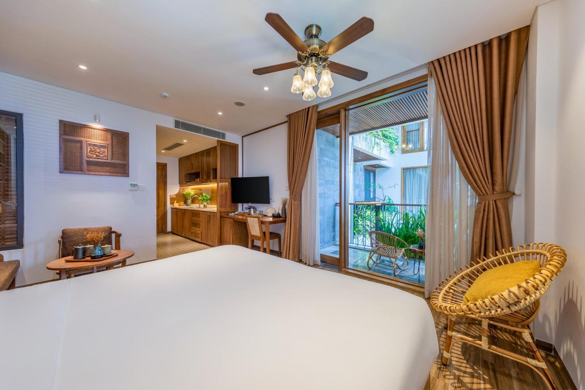 Deluxe Double Room with Balcony,1590593212:JPEG
