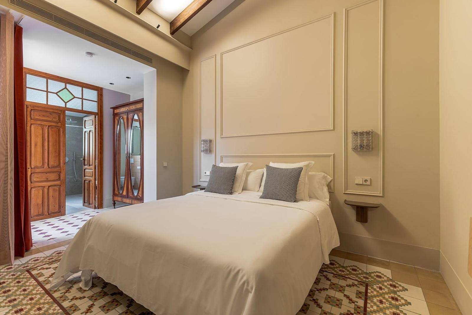 Deluxe Double Room Shower