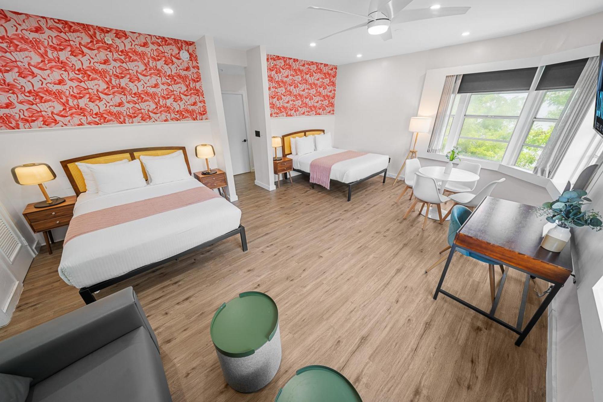 Suíte júnior com 2 camas queen size, vista do parque, cozinha compacta e sofá-cama