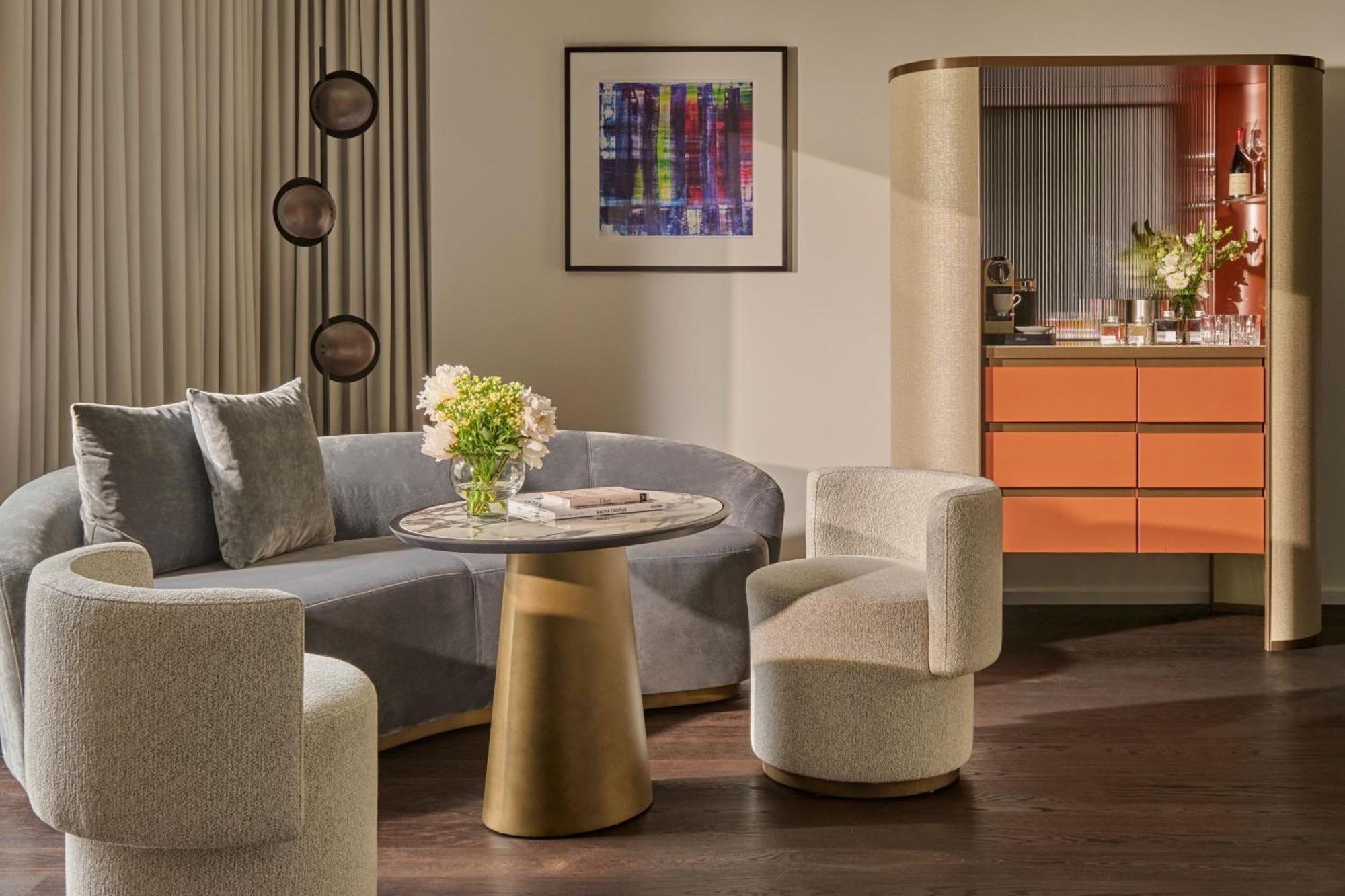 Großes Executive Zimmer mit Kingsize-Bett und Straßenblick