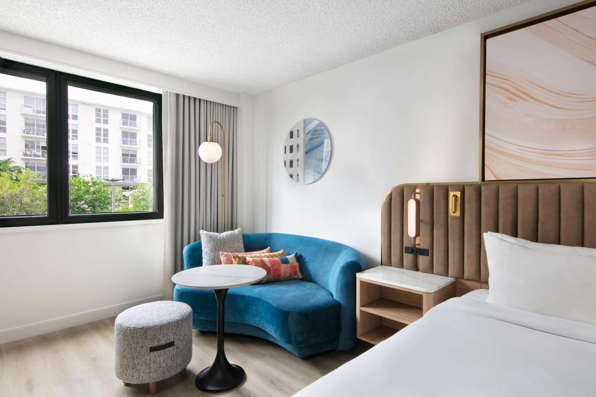 Quarto Deluxe com Cama King-size e Banheira - Acessível para Hóspedes com Mobilidade Reduzida