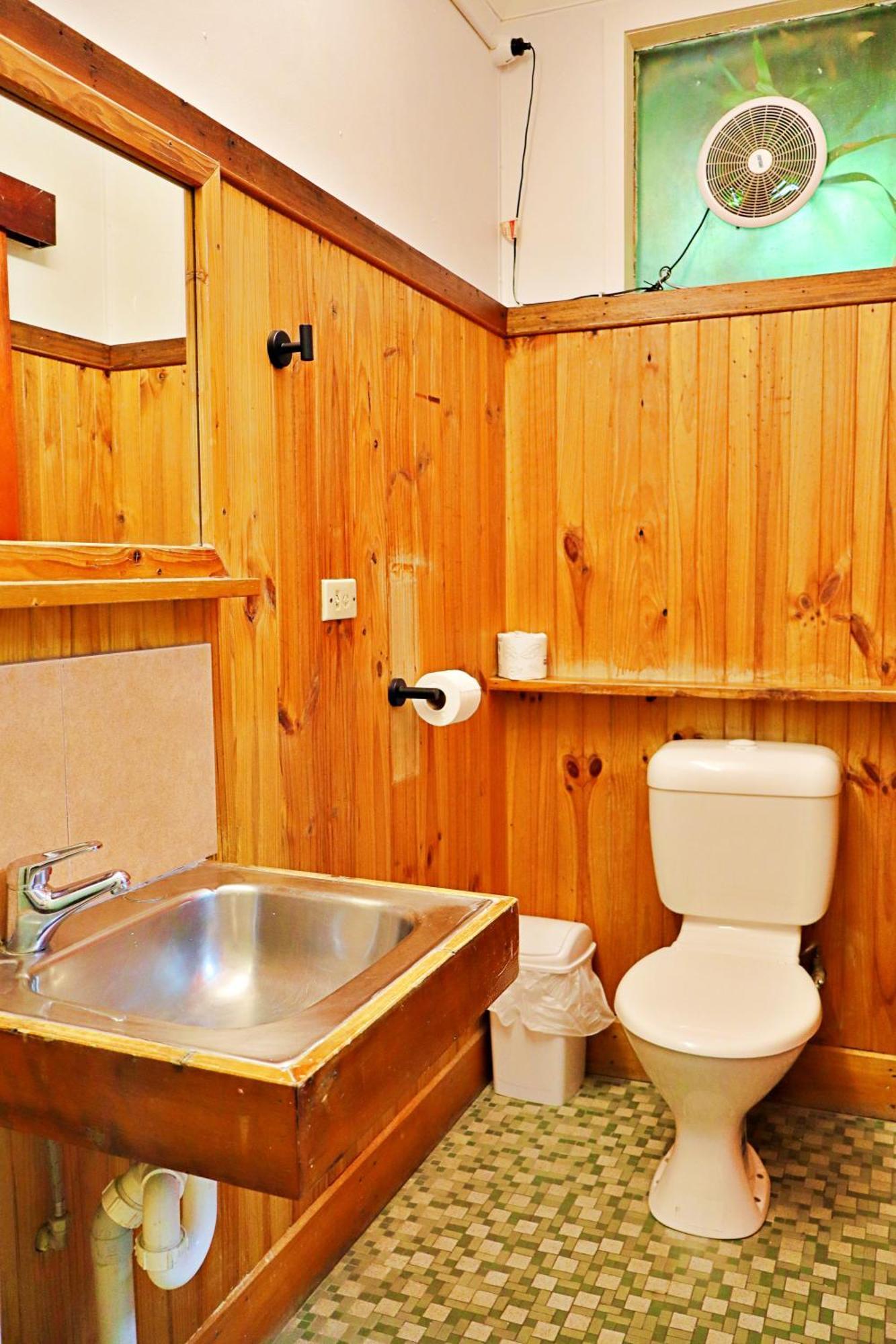 Chambre Lit Queen-Size avec Salle de Bains Privative