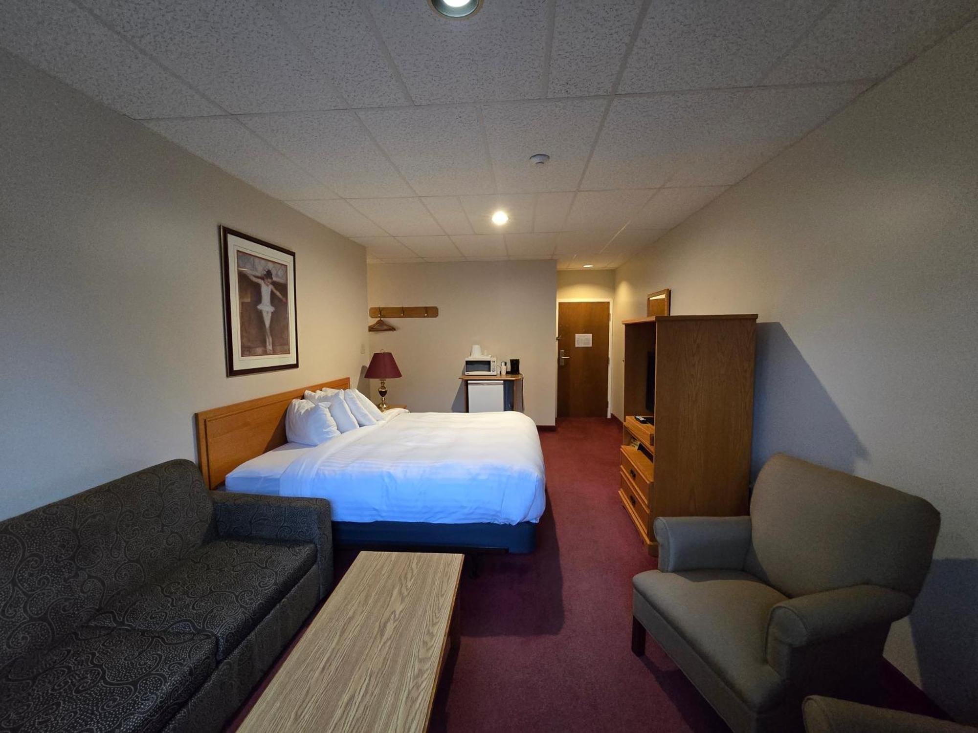 King Room - Hallway Pool Access/Non-Smoking