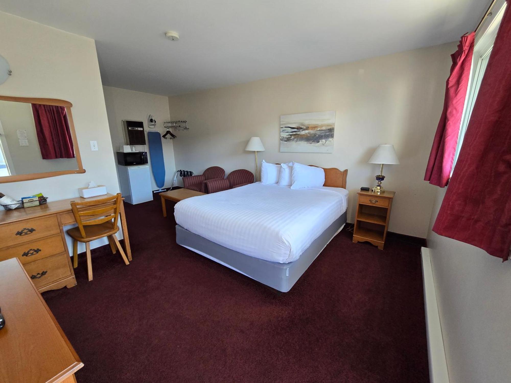 Queen Room - Exterior Access/Non-Smoking