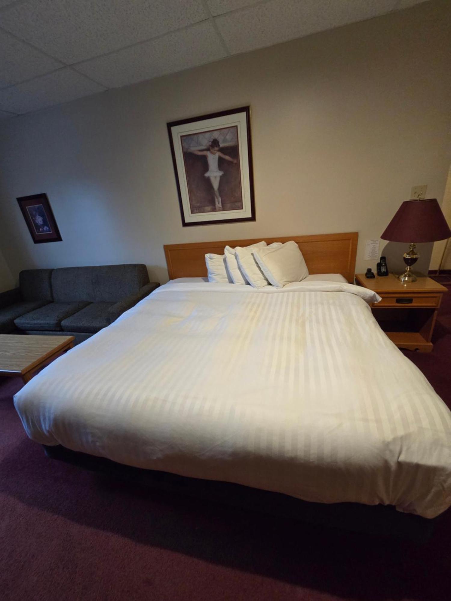 King Room - Hallway Pool Access/Non-Smoking,1627935959:JPEG