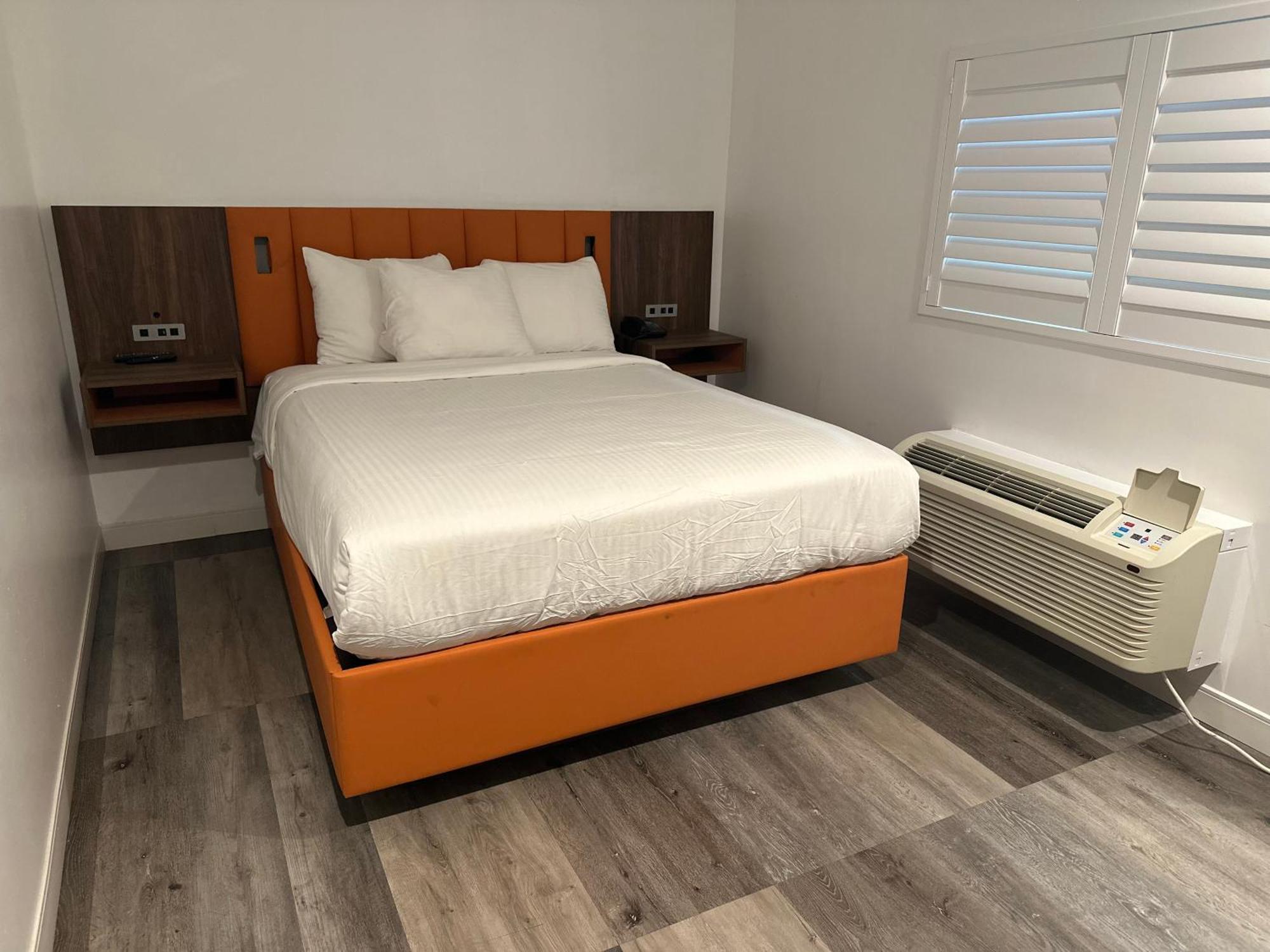 Standard Queen Room