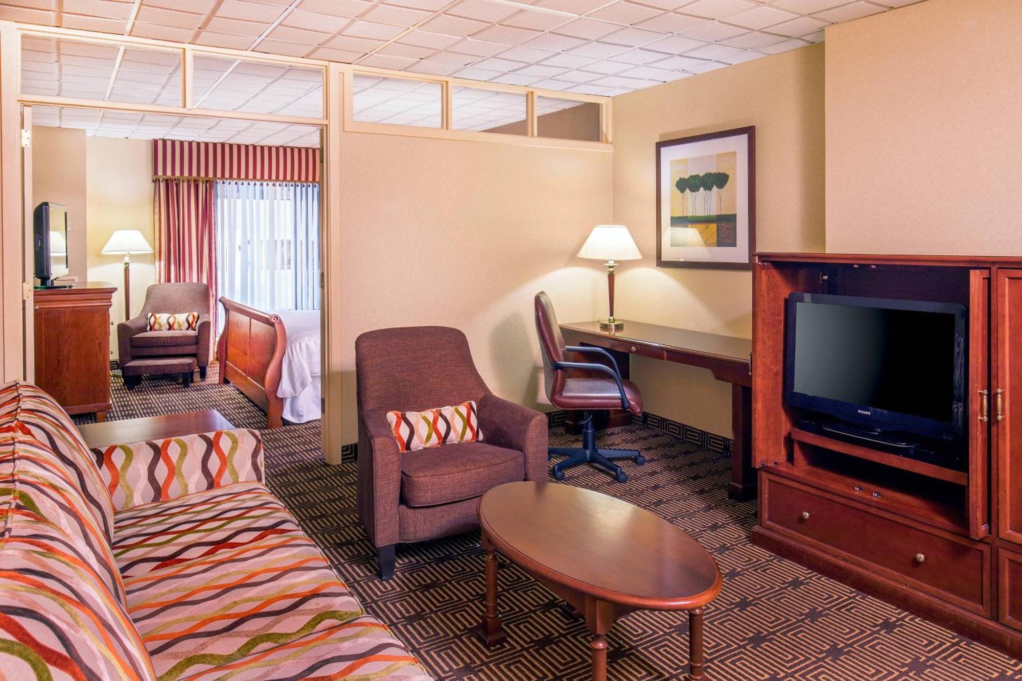 Club level, Junior Suite, 1 King, City view, Low floor
