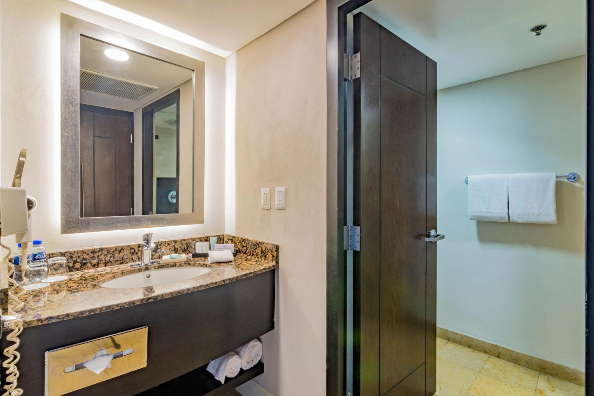 Deluxe King Room (newly renovated)