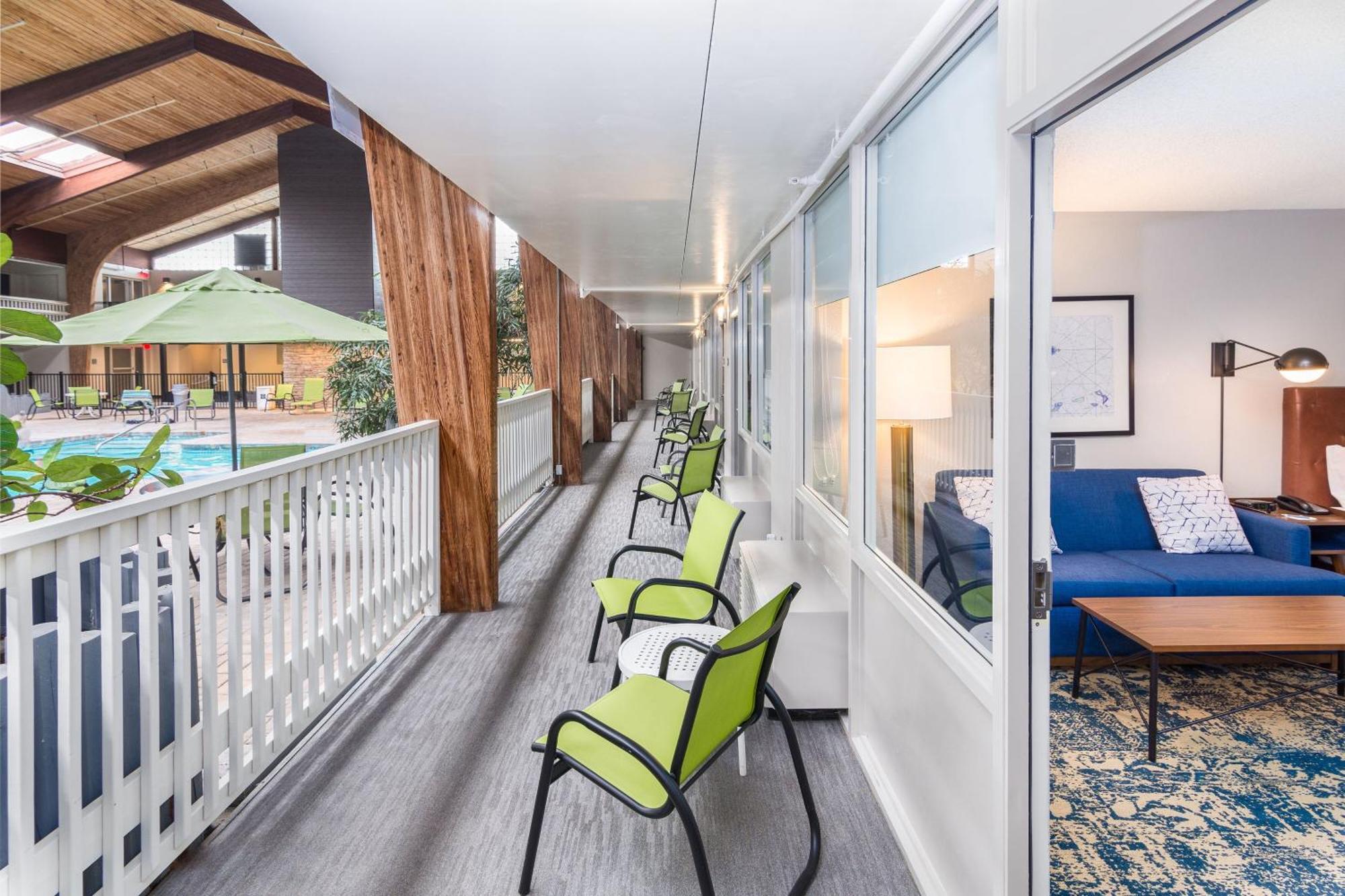 Guest room, 1 King, Alternate bed: sofa bed, Pool view