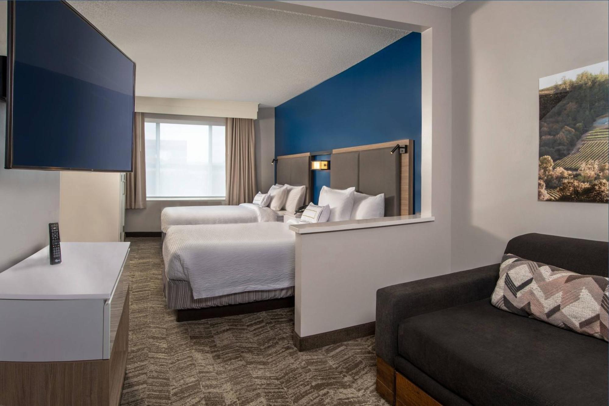 Suite with Two Double Beds and Adapted Tub - Mobility and Hearing Accessible