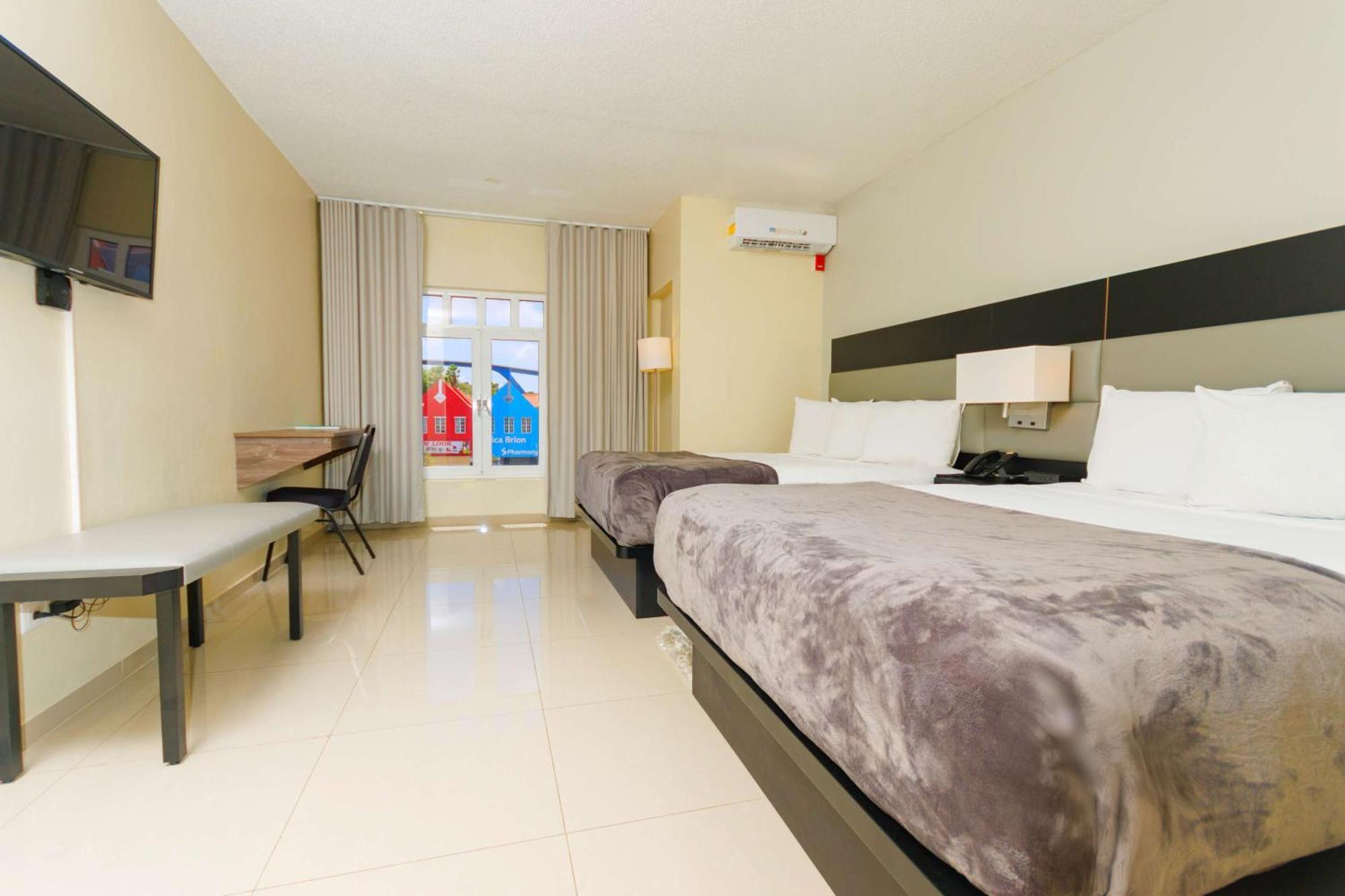Habitación Doble con 2 camas dobles y vistas a la ciudad - No Fumadores