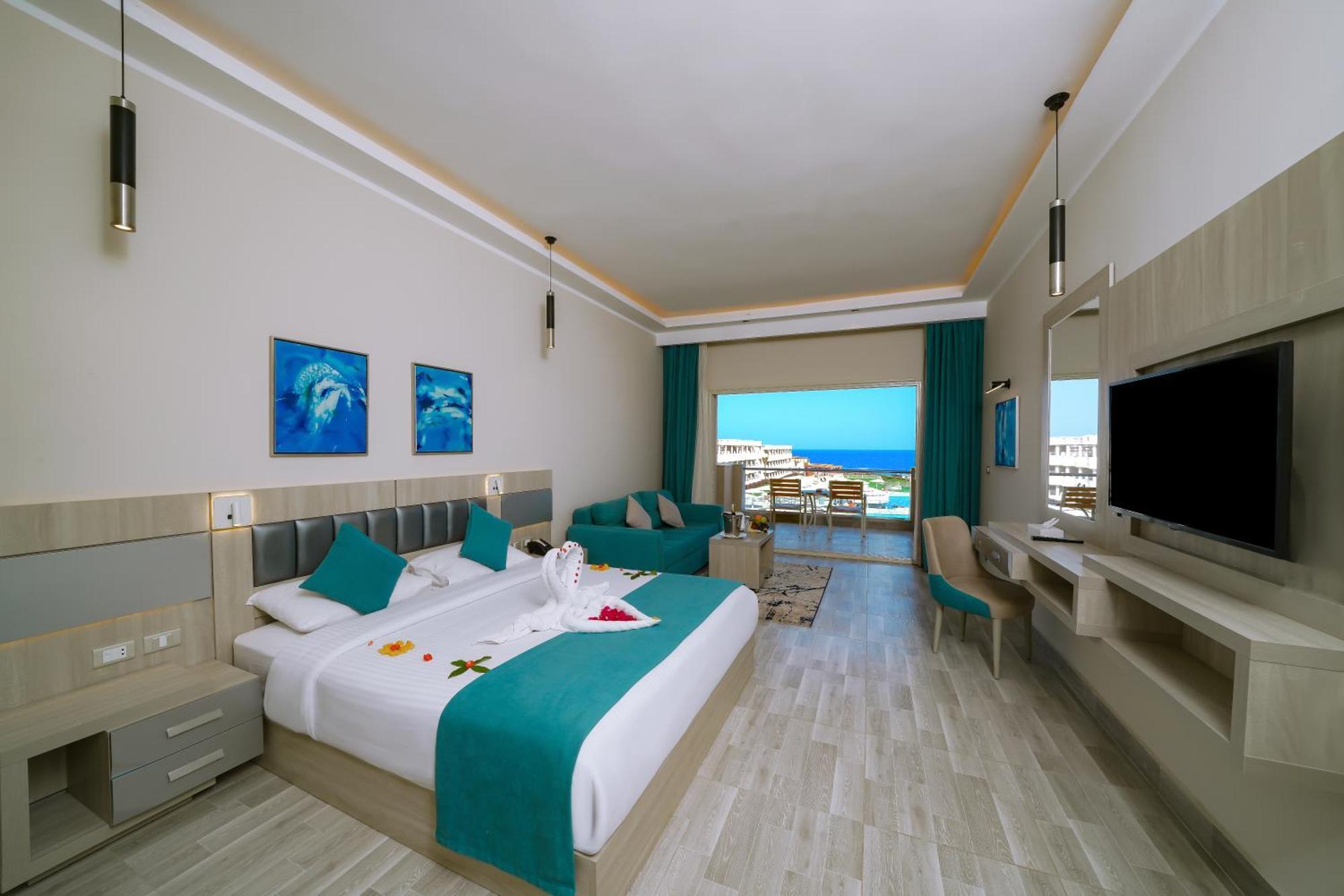 Habitación con cama extragrande y vistas al mar