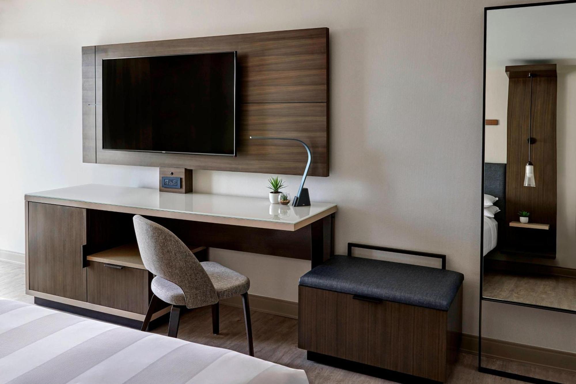 Standard 1 King Bed