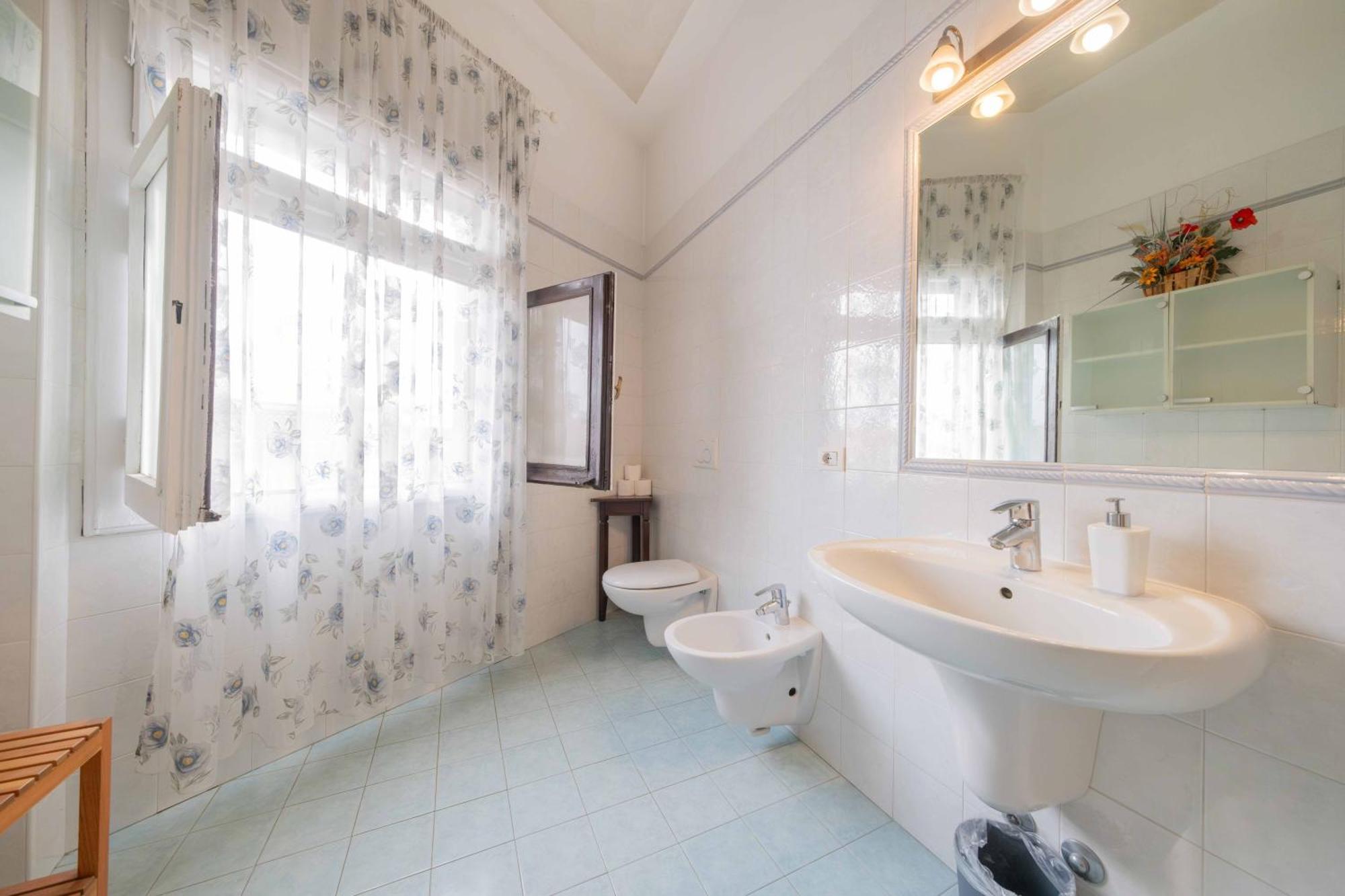 Quadruple Room External Bathroom