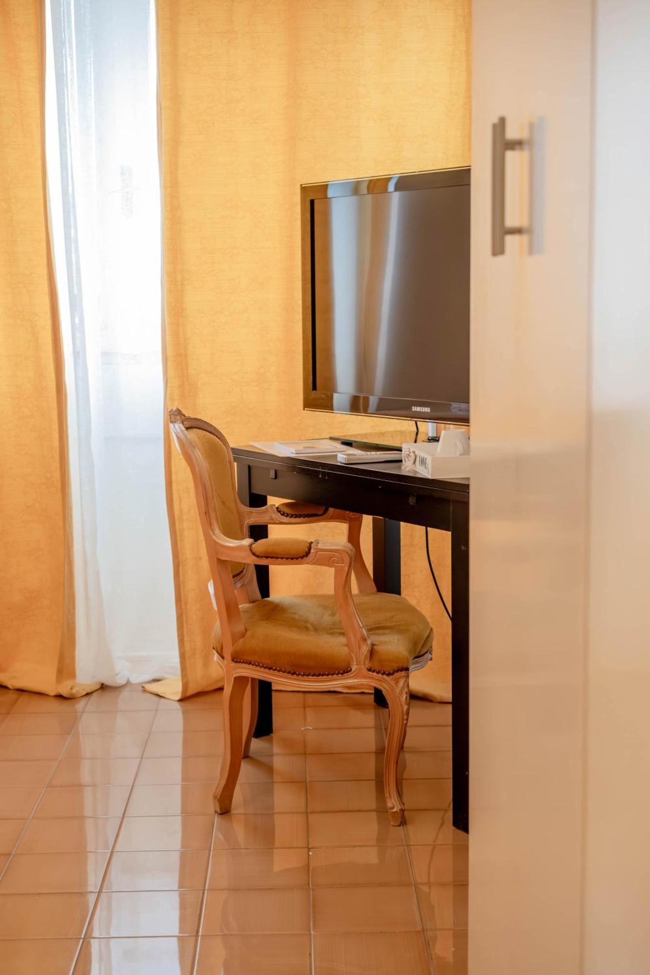 Deluxe Triple Room External Bathroom
