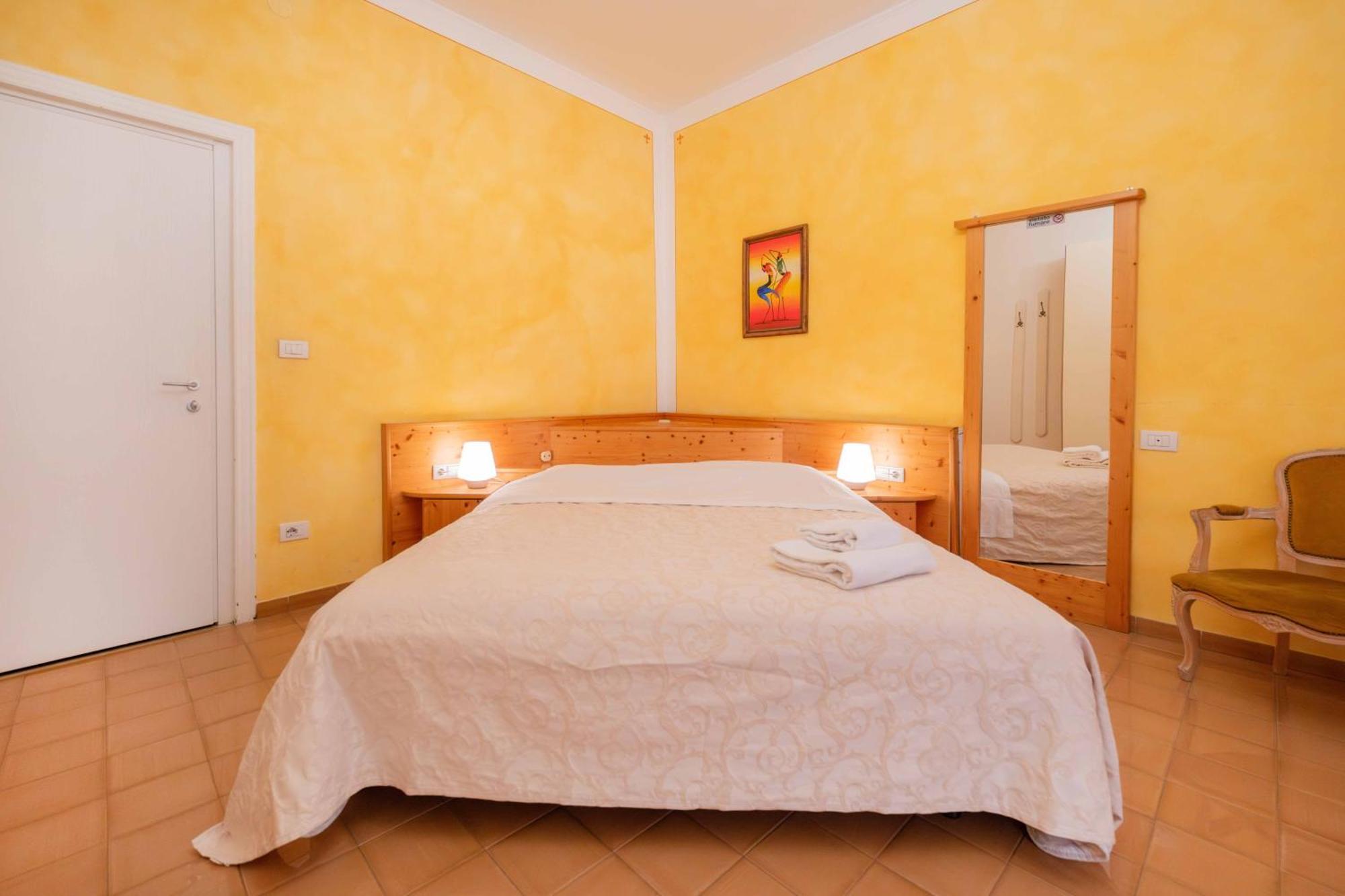 Deluxe Triple Room External Bathroom