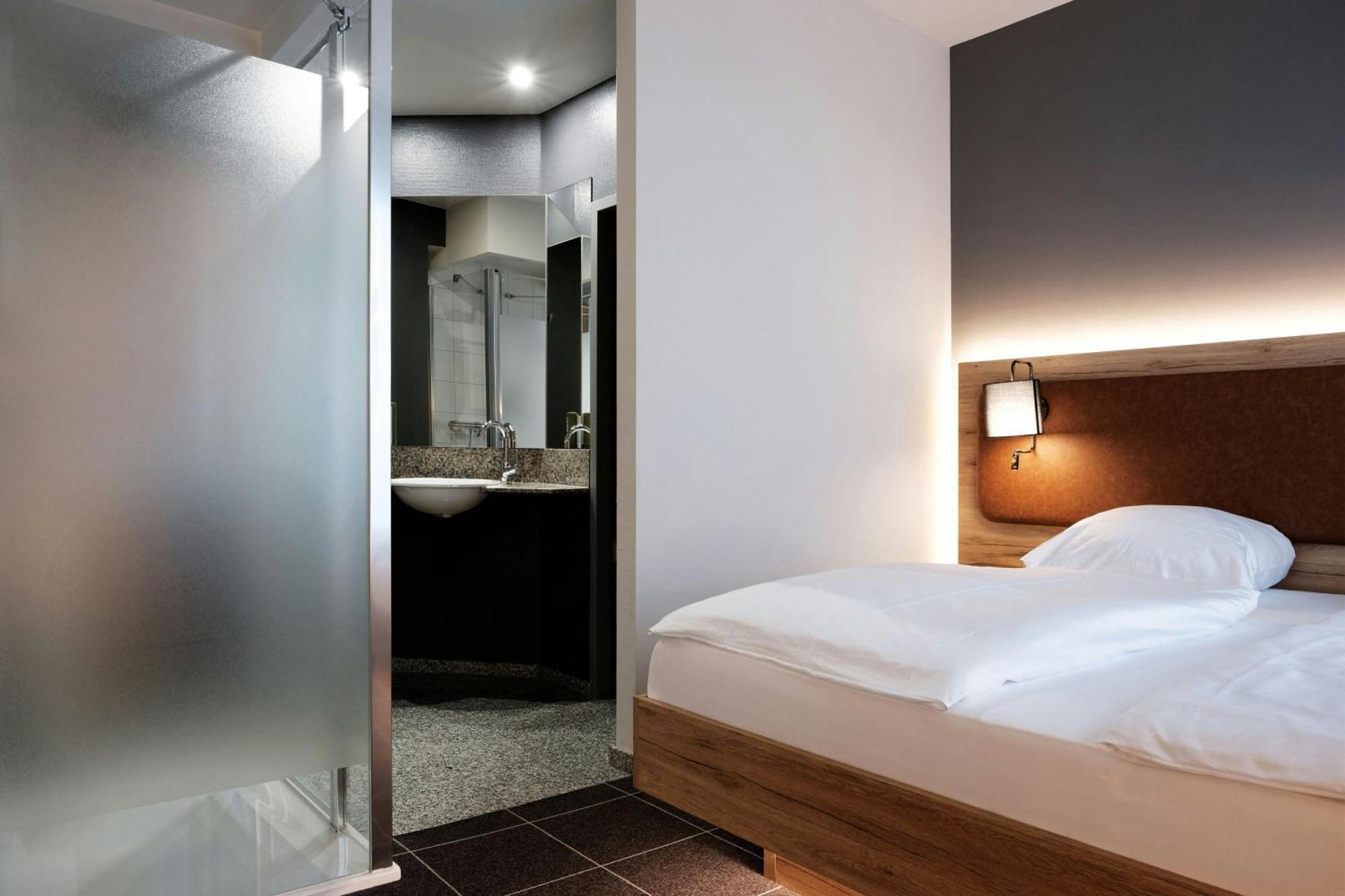 Larger Standard Room Queen Bed,1644401039:JPEG