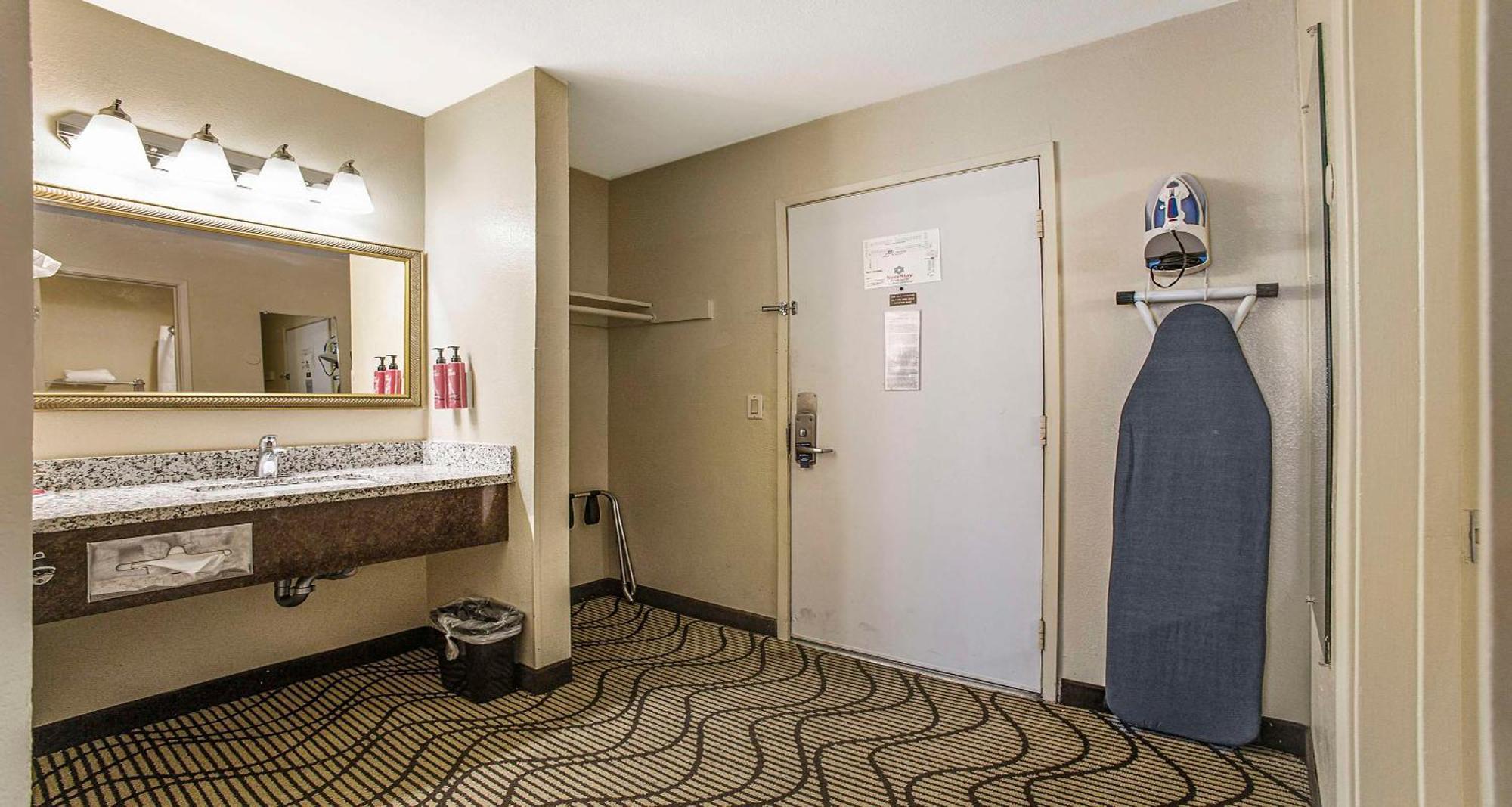 King Room Roll Shower Disability Access or Non-Smoking