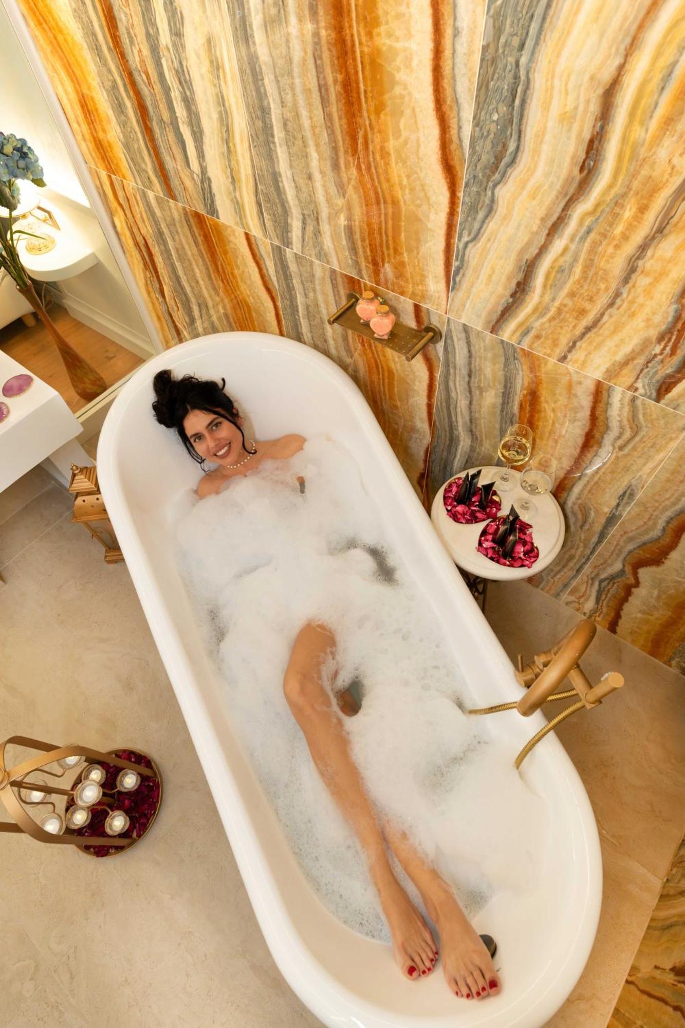 Deluxe Double Room with Bath,1648839450:JPEG