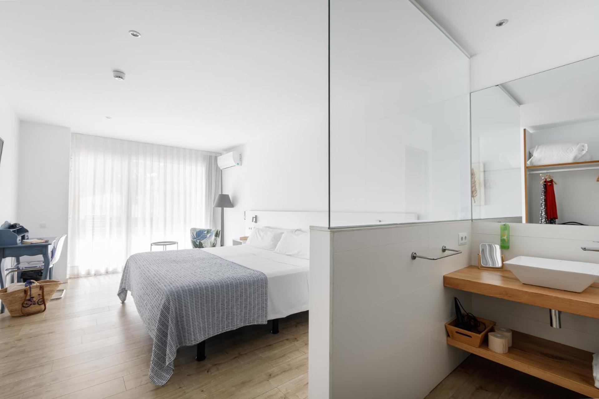 Habitación Doble con balcón y vistas parciales al mar