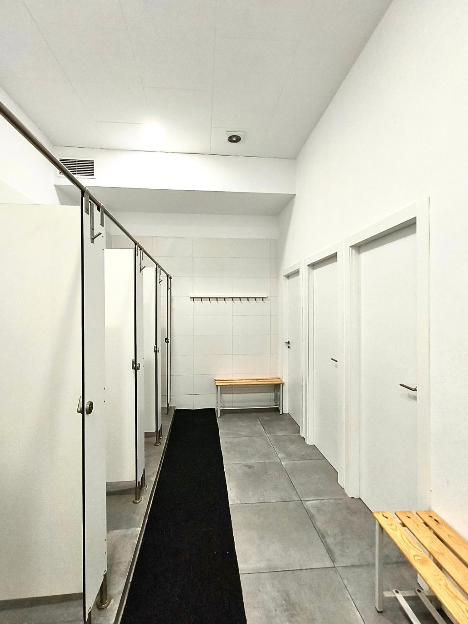 Lit Simple dans Dortoir Mixte