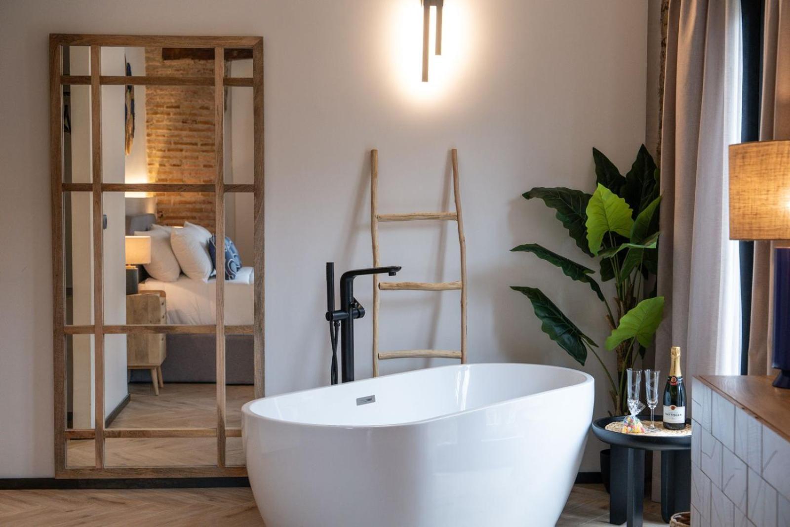 Deluxe Double Room Bath