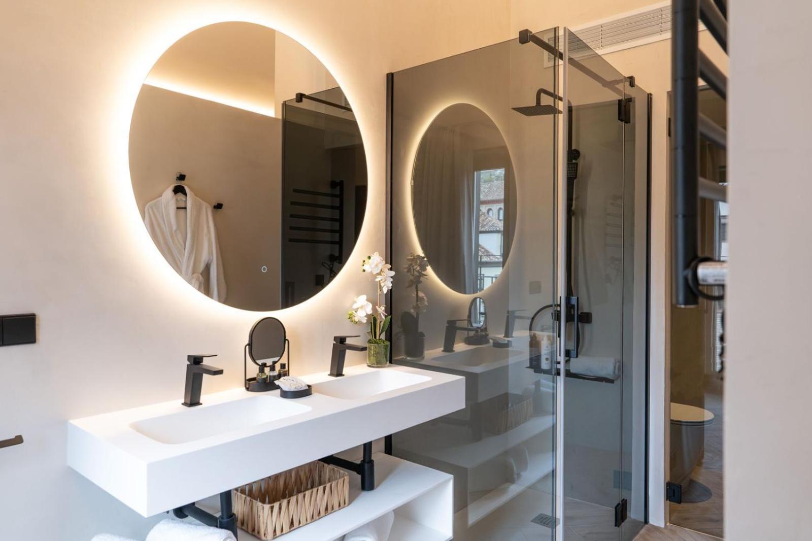 Deluxe Double Room Bath