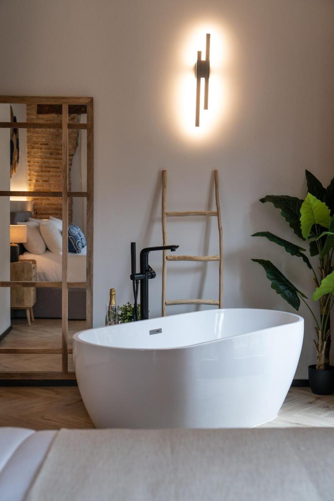 Deluxe Double Room Bath